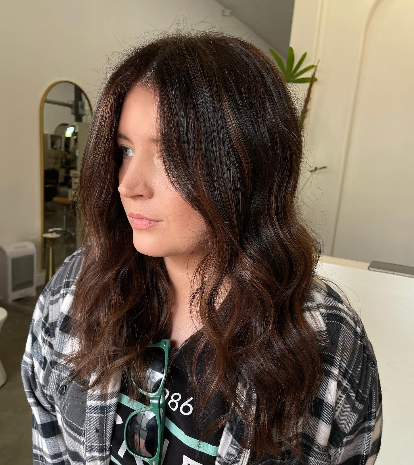 4. Dunkle Schokoladen-Balayage mit gesichtsrahmenden Geldstückwellen (Dunkelbraunes Balayage)