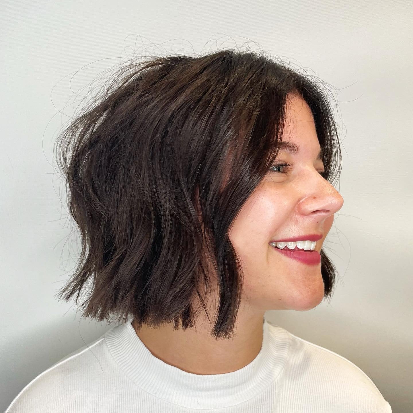 4. Tousled Bob in dunkler Schokolade (kurzes, unordentliches Haar für Frauen)