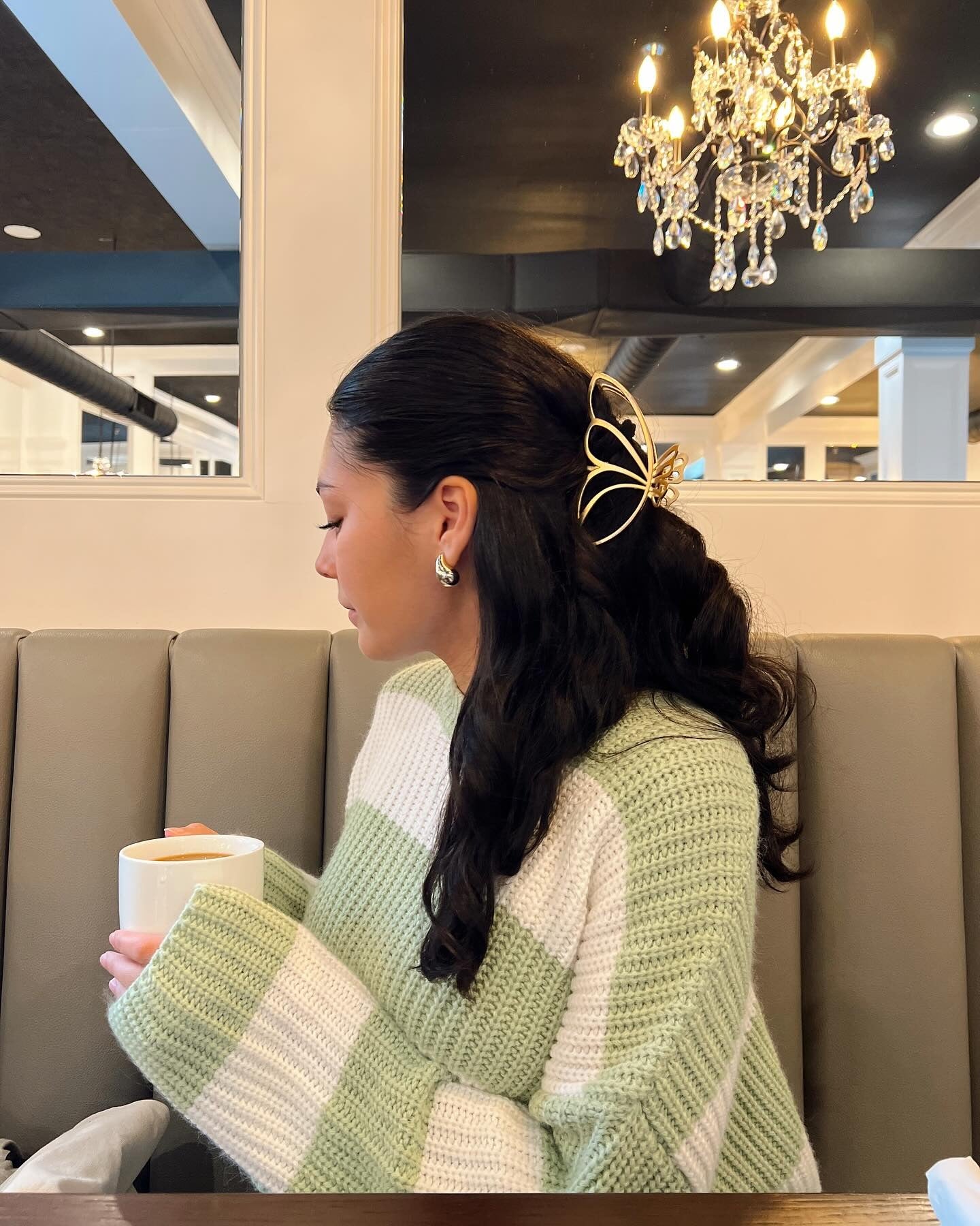 4. Definiert halb Up mit goldenem Schmetterlingsclip (Klauenclip-Frisuren)