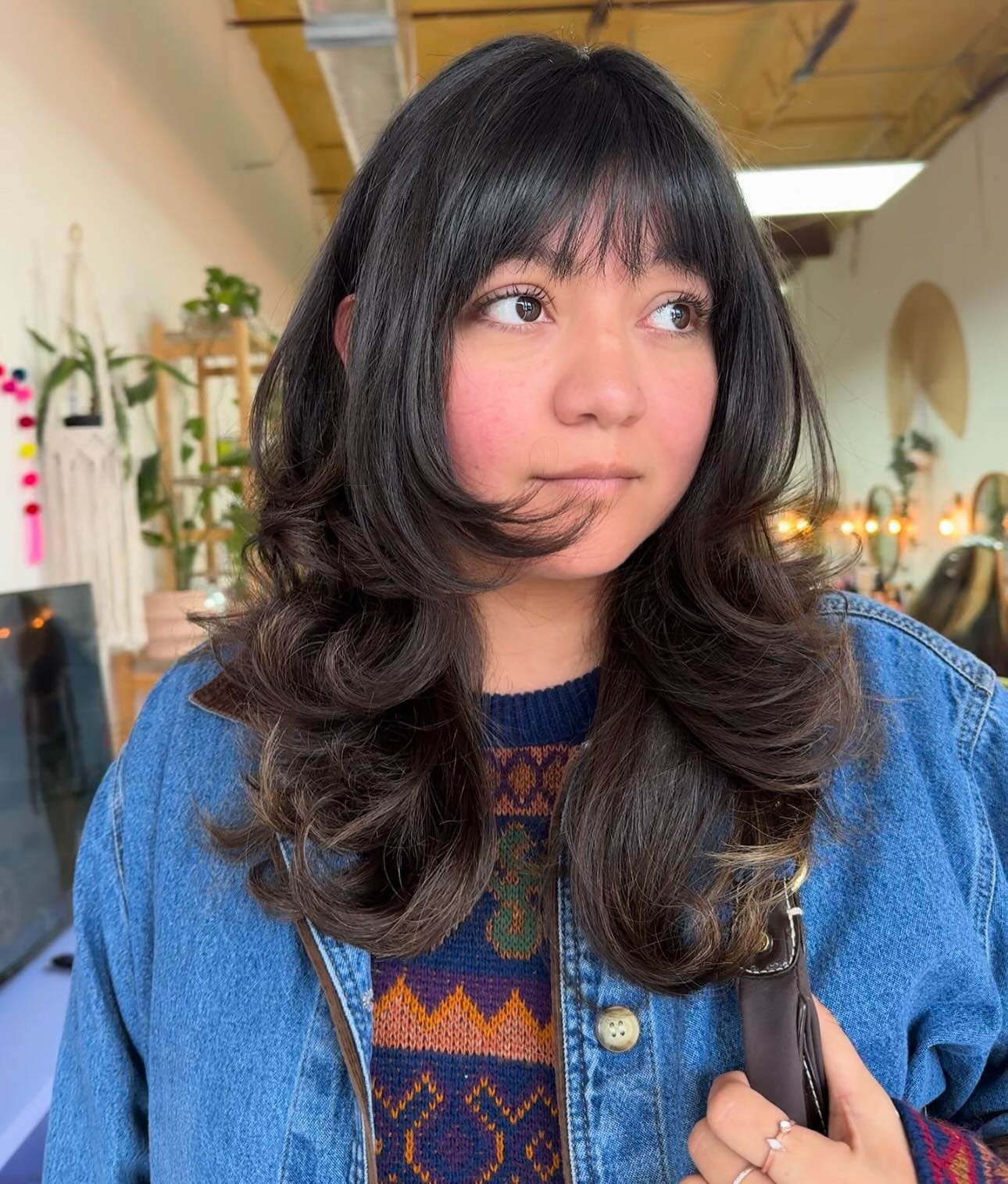 4. Dichte Holzkohleschichten mit abgerundeten Pony (mittelgroße Geschichtshaarschnitte)