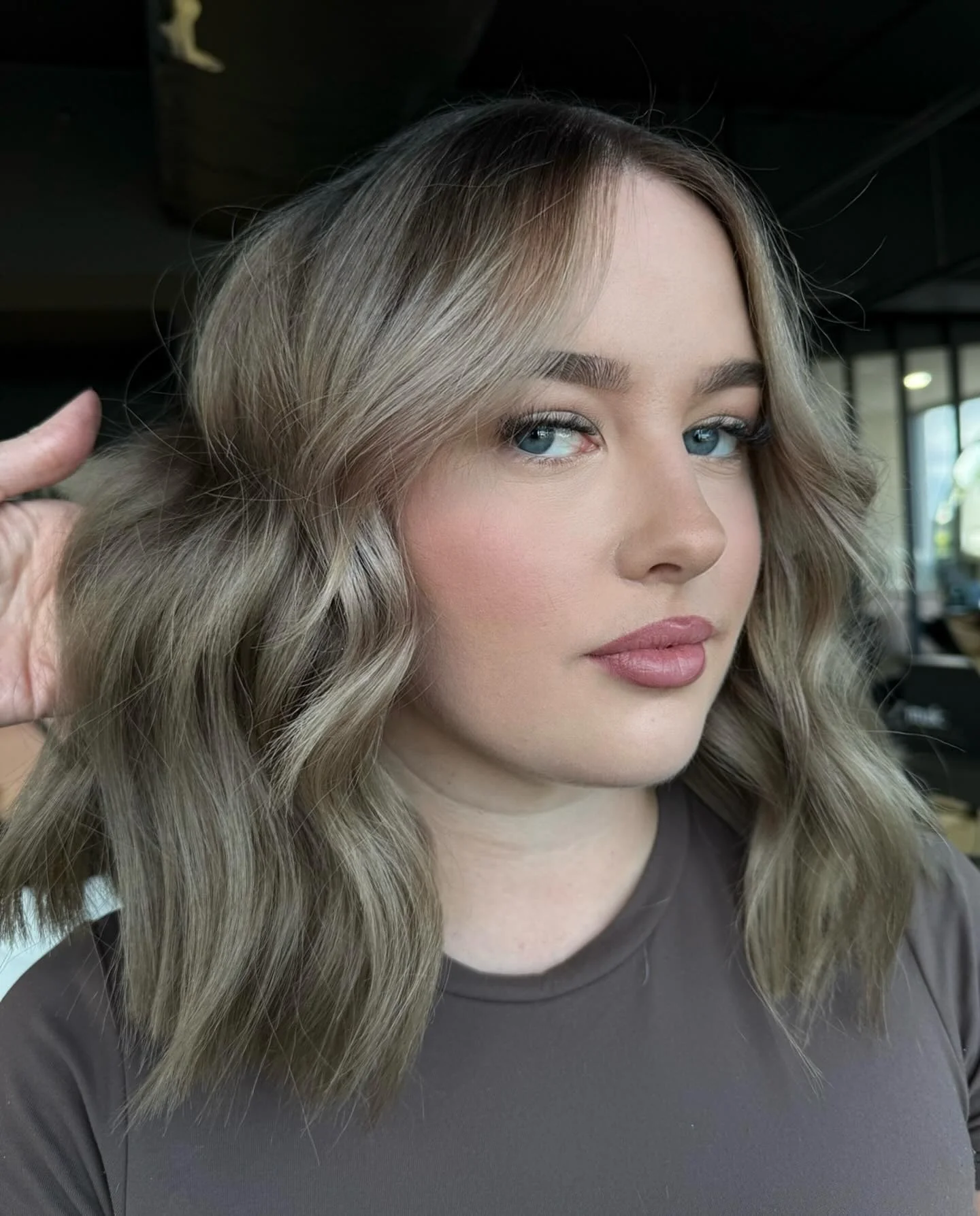 4. Dimensionale aschbraune Wellen mit gesichtsrahmender Helligkeit (helle aschbraune Haarfarbe)