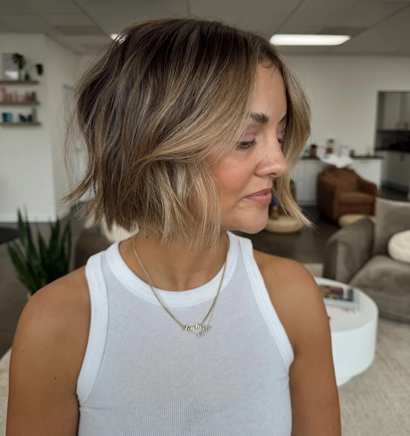 4. Dimensionaler Balayage-Bob mit Beachy-Bewegung (Messy-Bob-Haarschnitt)