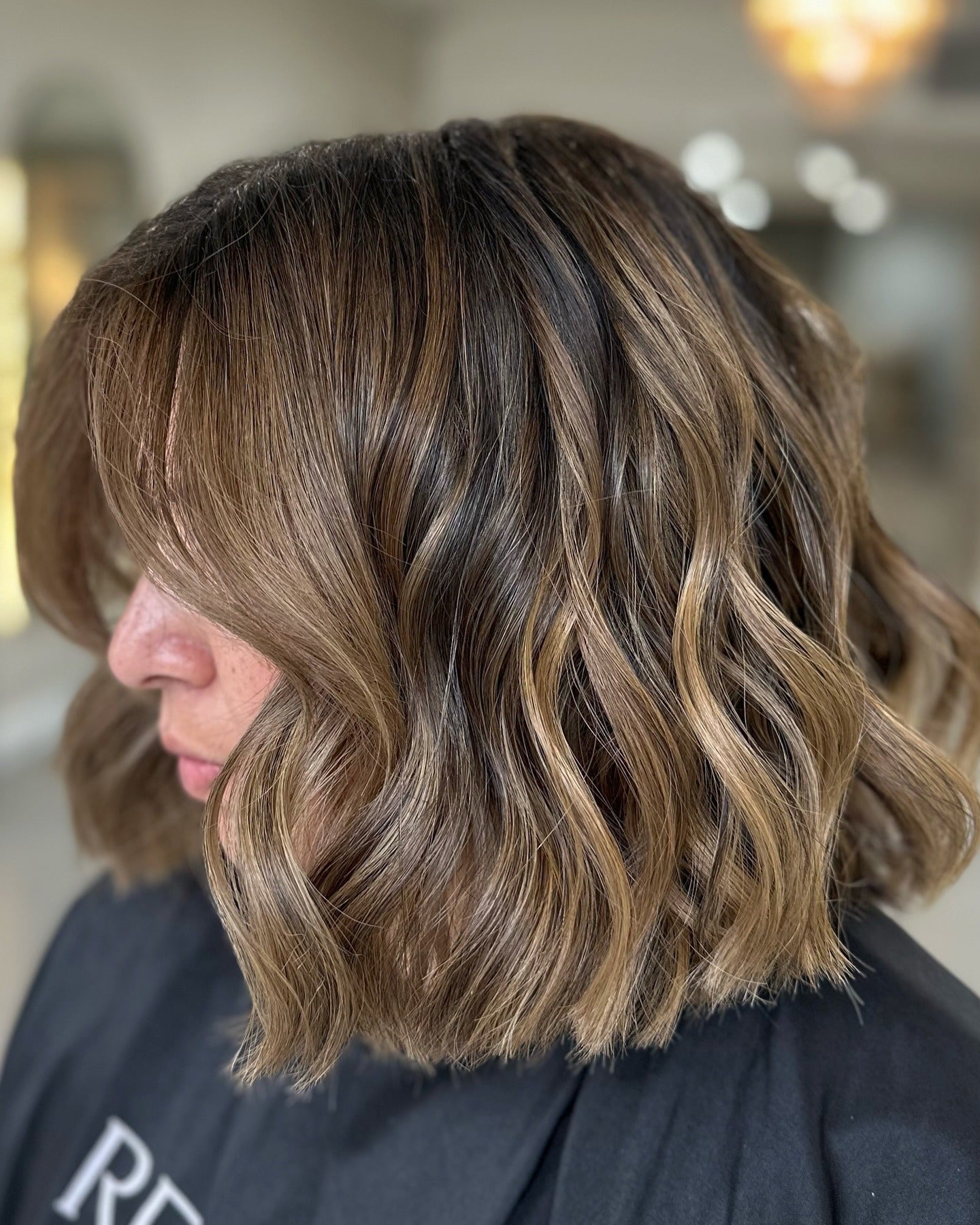 4. Dimensional brünettwellige Bob (mittlere Bob -Haarschnitte)