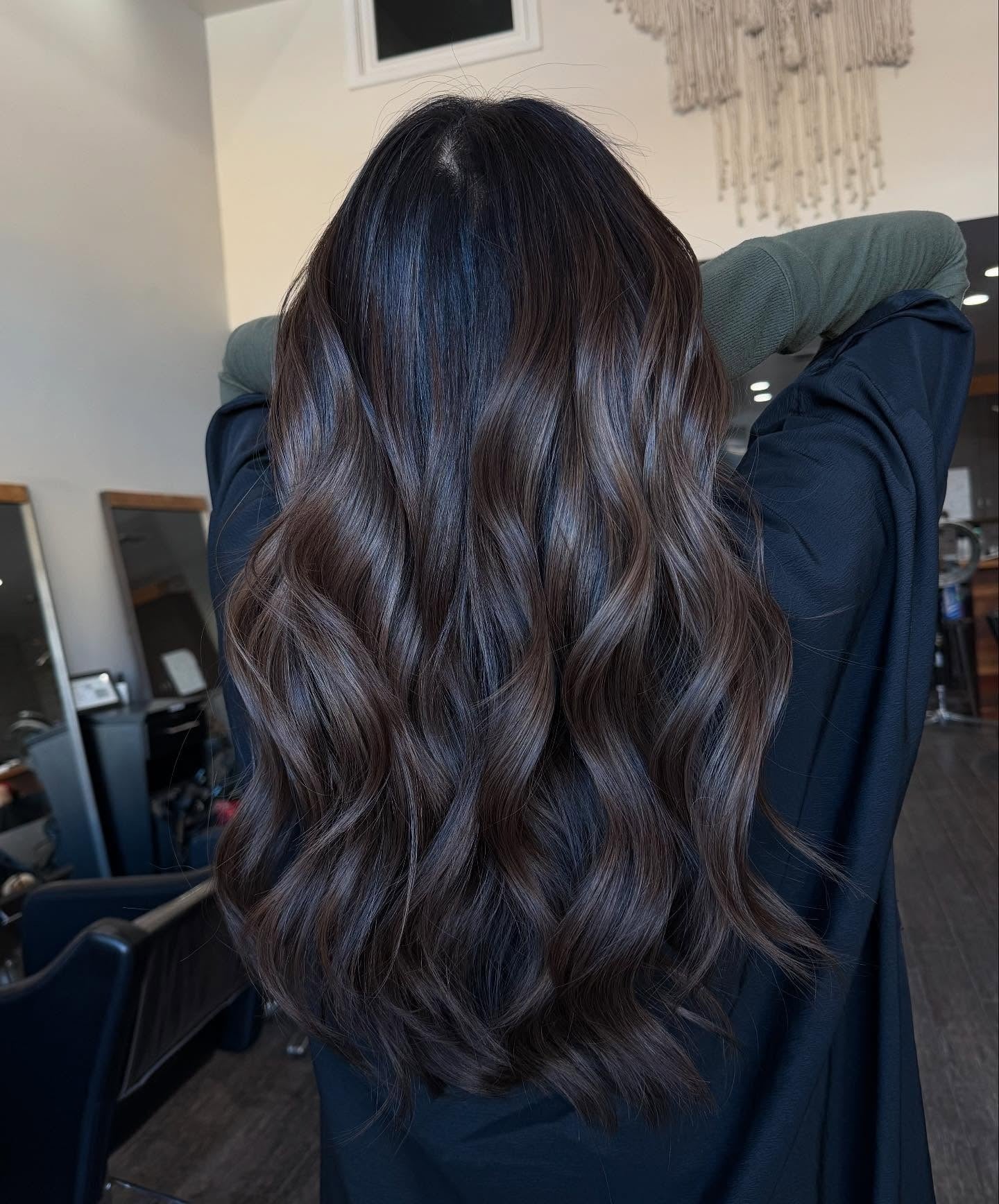 4. Dimensionales Schokoladenbraun mit kühlen Akzenten (schokoladenbraunes Haar mit Highlights)