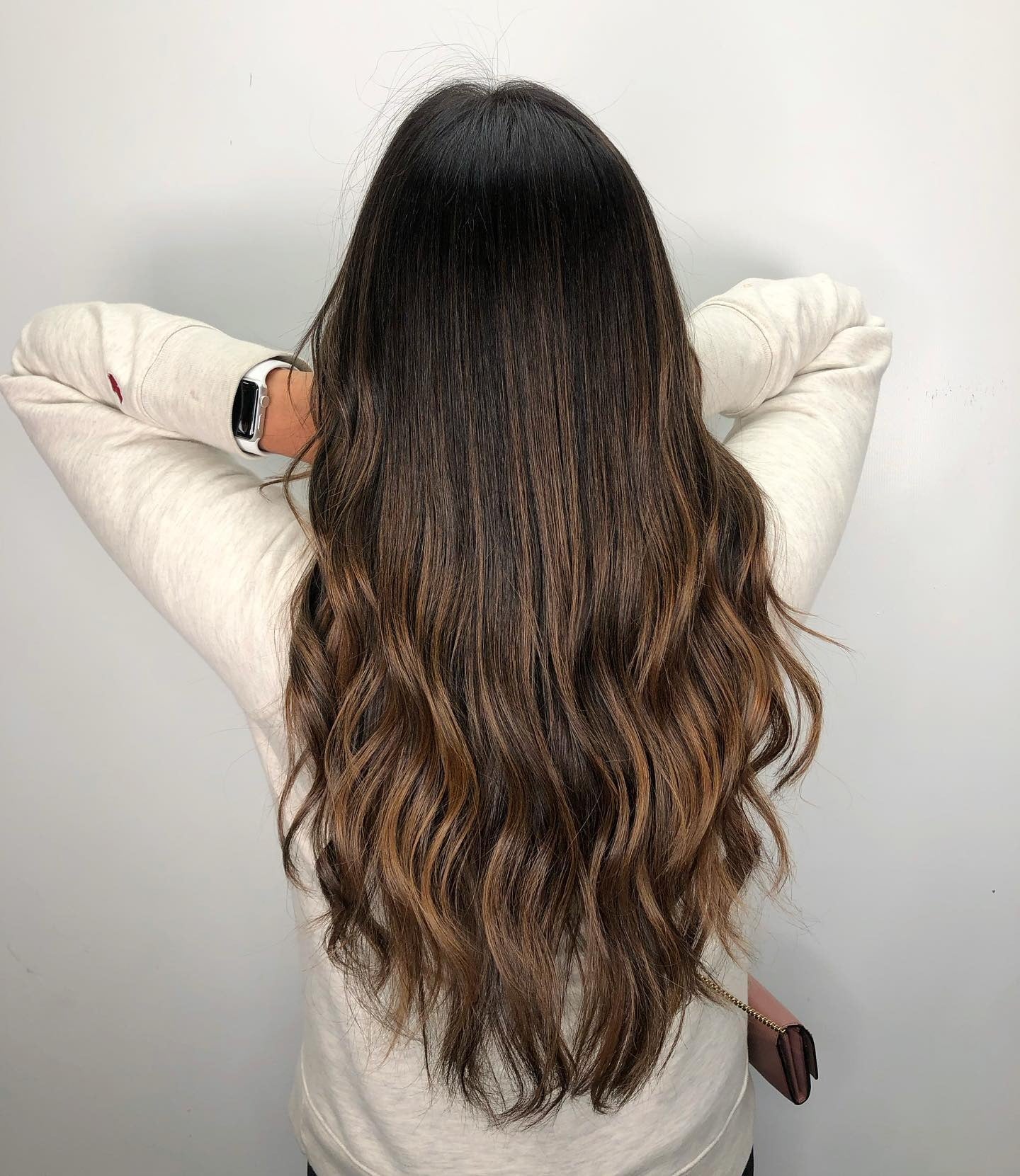 4. Dimensionale lange Wellen mit Bronze -Highlights (mittlere braune Haarfarbe)