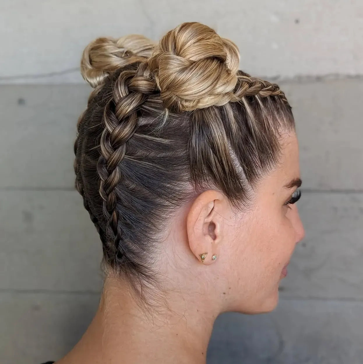 4. Doppel geflochtene Weltraumbrötchen auf Karamellblonde Haar (Space Buns Frisuren)