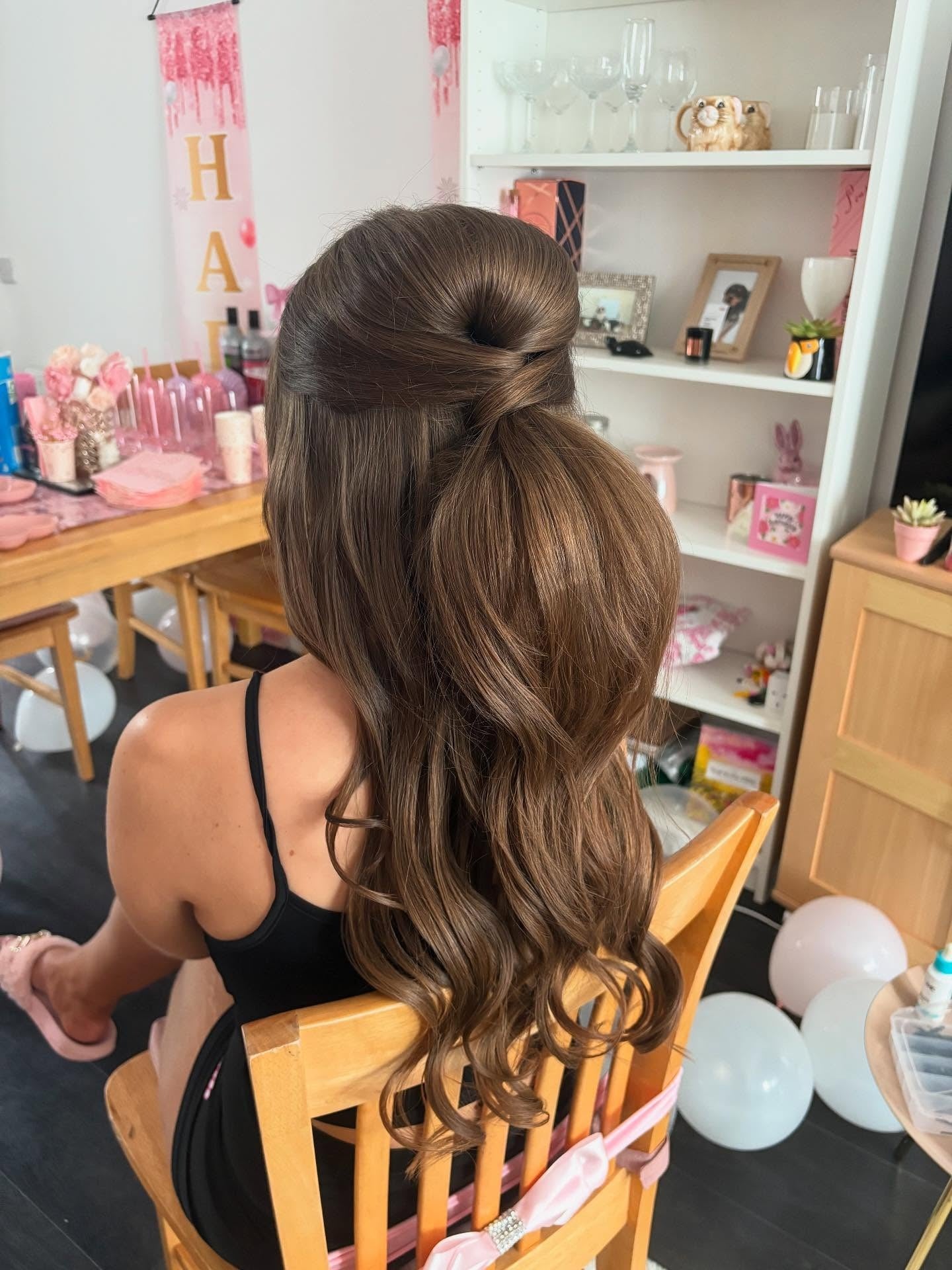 4. Elegante Halb-up-Rolle mit kaskadierenden Locken (Geburtstagsfrisuren)