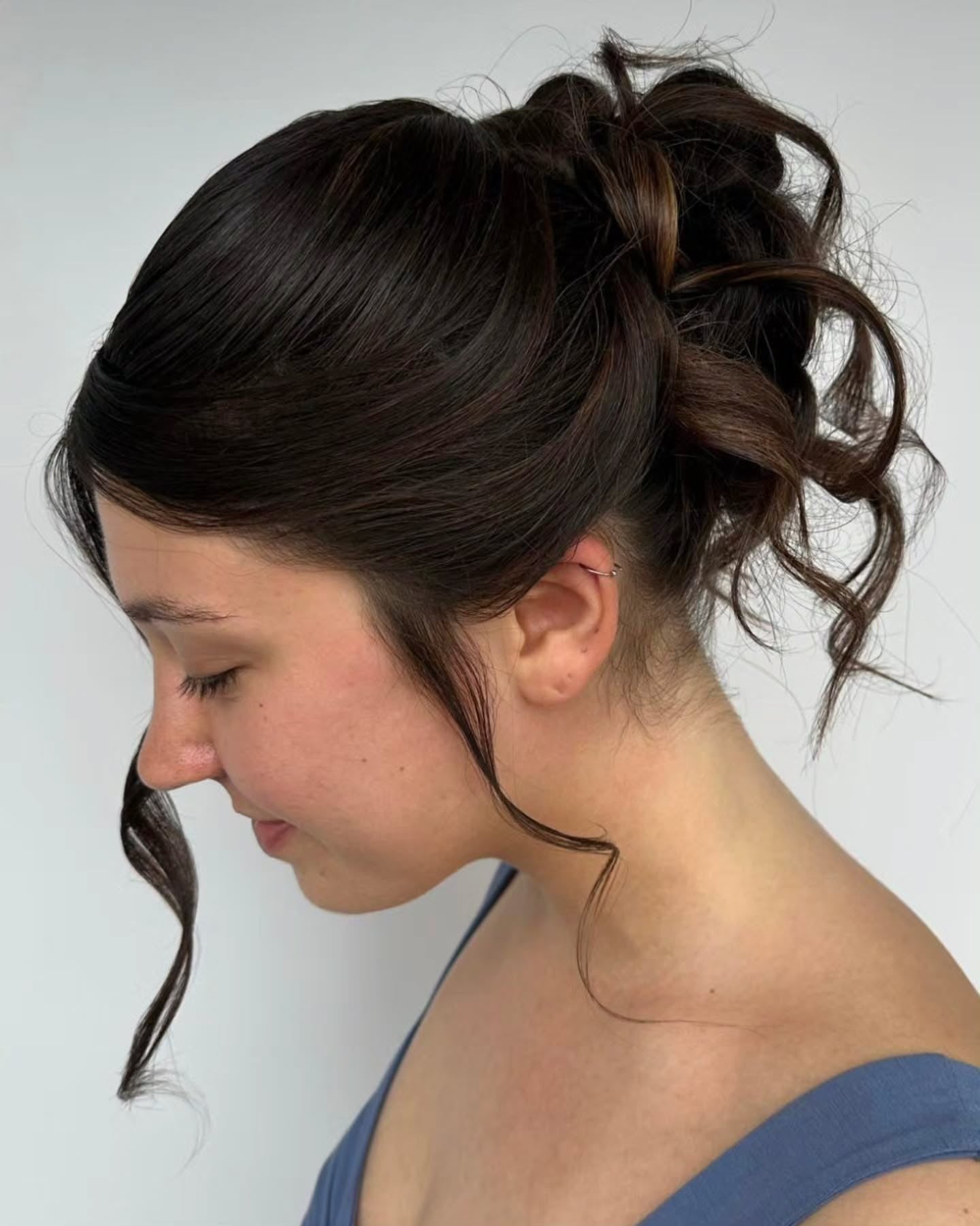 4. Elegant Twisted Hochsteckfrisur mit Schokoladentönen (Abschlussballfrisuren)