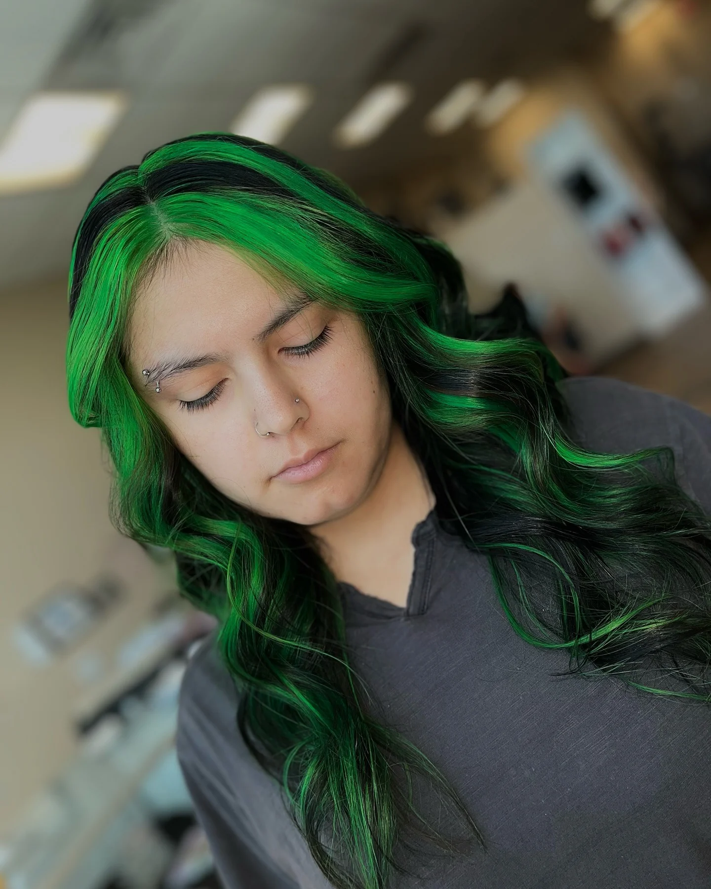 4. Smaragdgrüne, frontumrahmende Highlights auf schwarzem Haar (Schwarzes Haar mit Highlights)