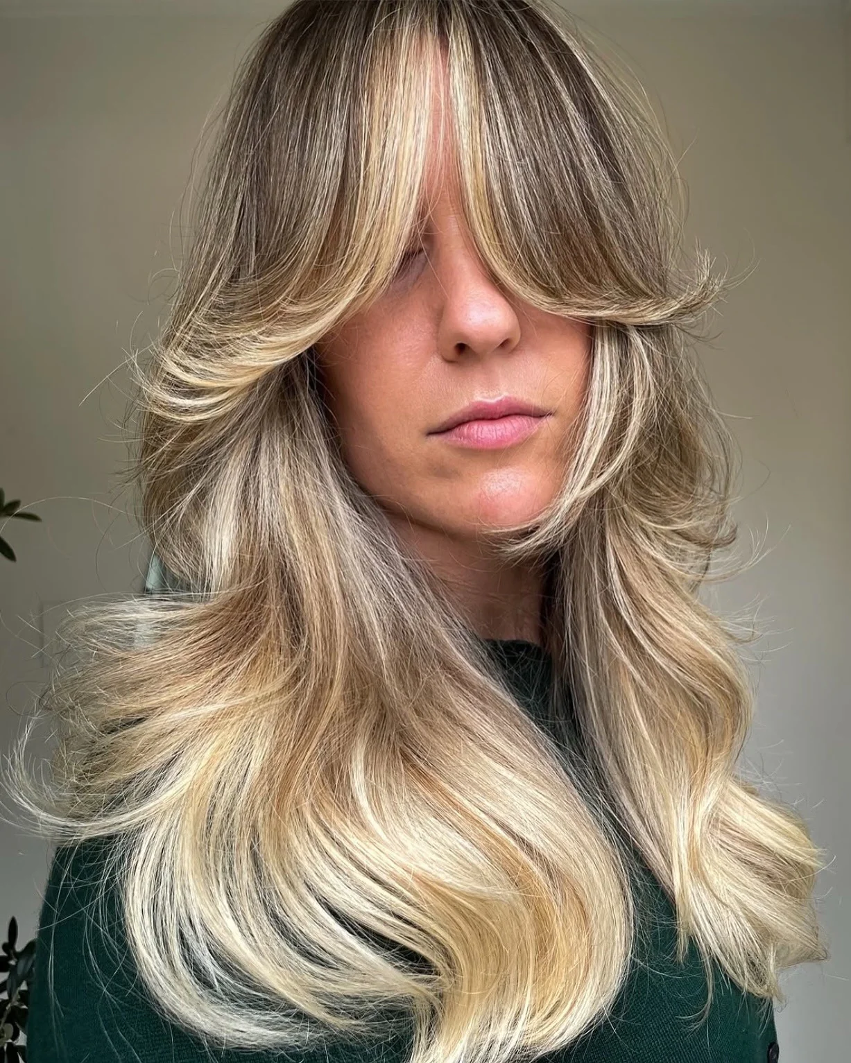 4. Das Gesicht umrahmende Curtain Bangs mit kühlem Aschblond (Curtain Bangs-Frisuren)