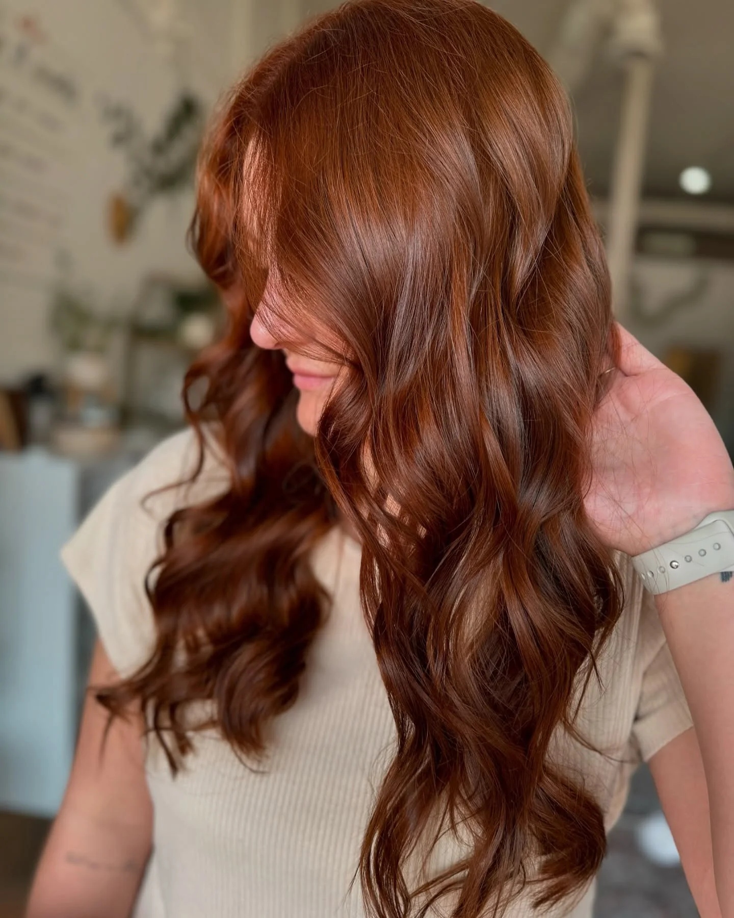 4. Glänzendes Kupfer-Kastanienbraun mit lockeren, kaskadierenden Wellen (Kastanienbraune Haarfarbe)