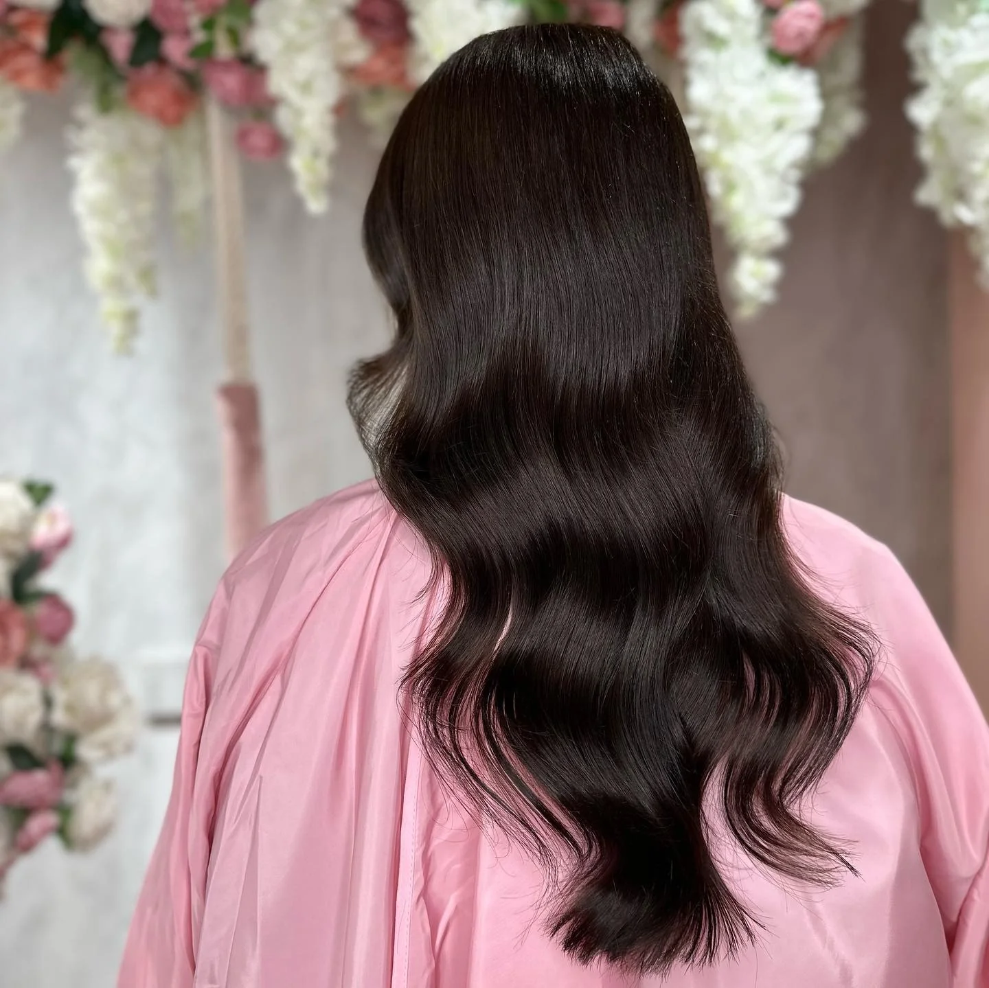 4. Glänzende dunkelbraune Hollywood-Wellen (dunkelbraune Haarfarbe)