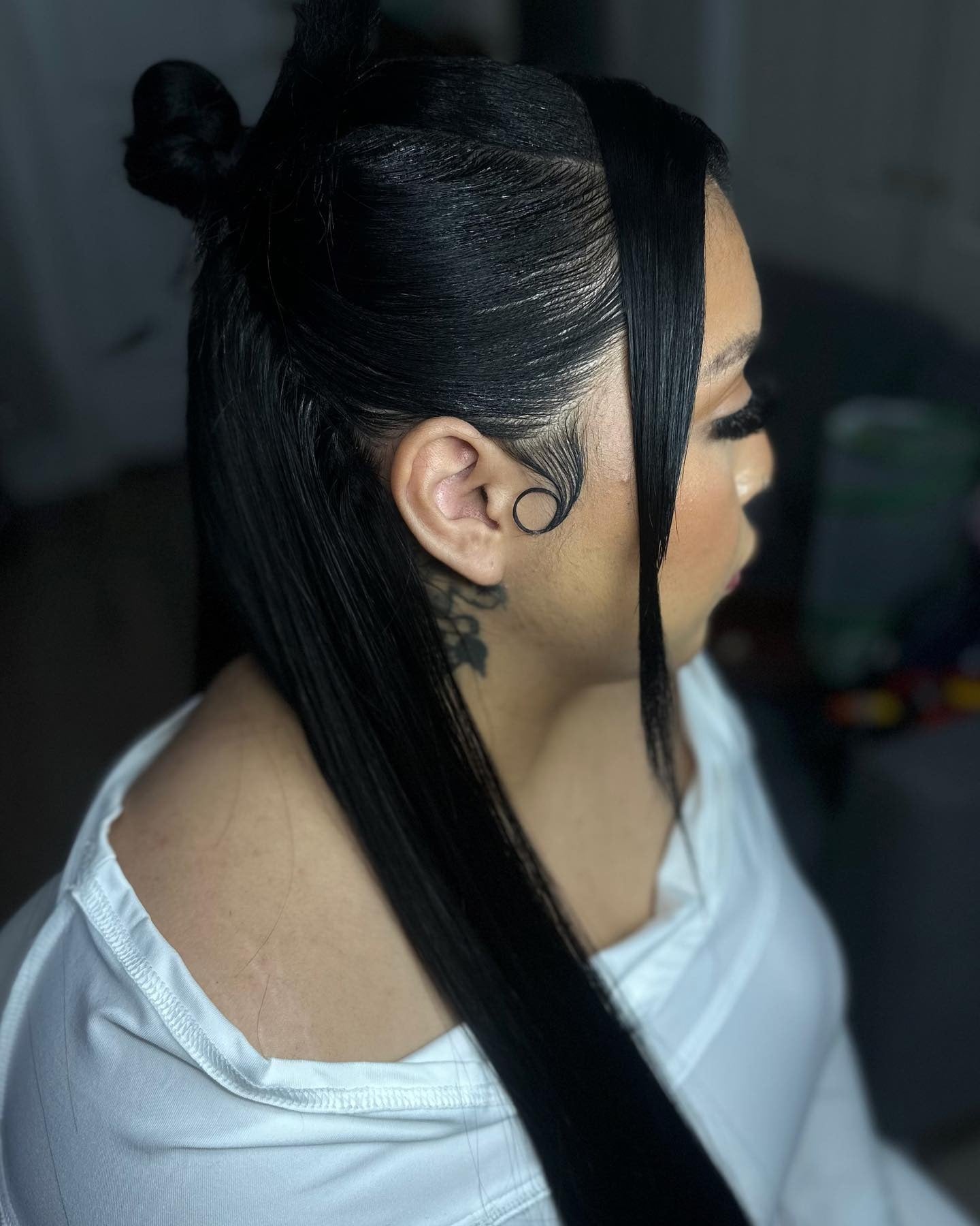 4. Glänzende schwarze, schlanke Pony mit geformten Kanten (Baddie Frisuren)