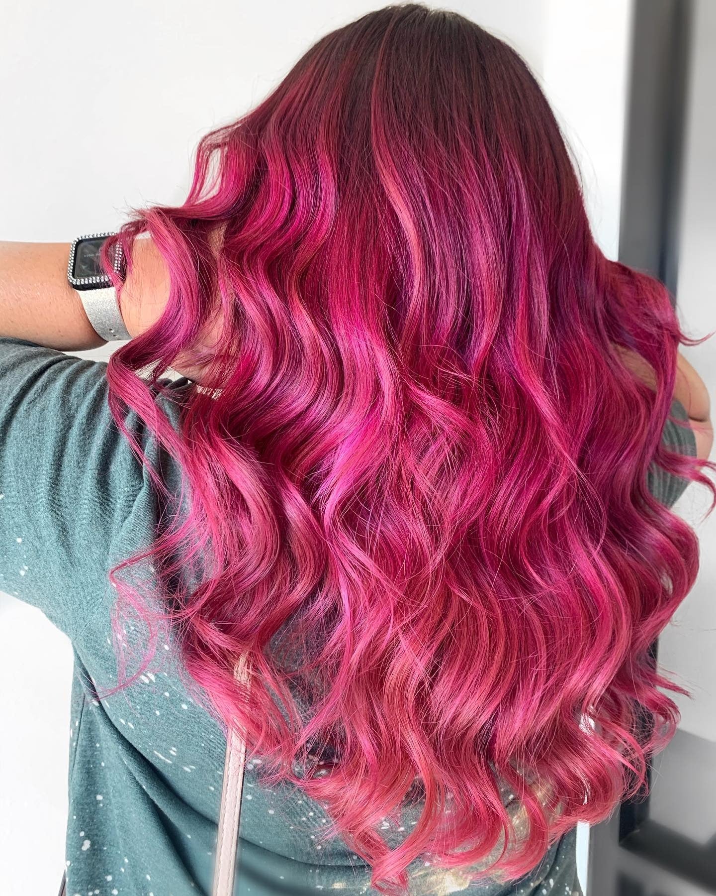 4. Glossy Magenta Wellen mit dunkler Basis (Magenta Haarfarbe)