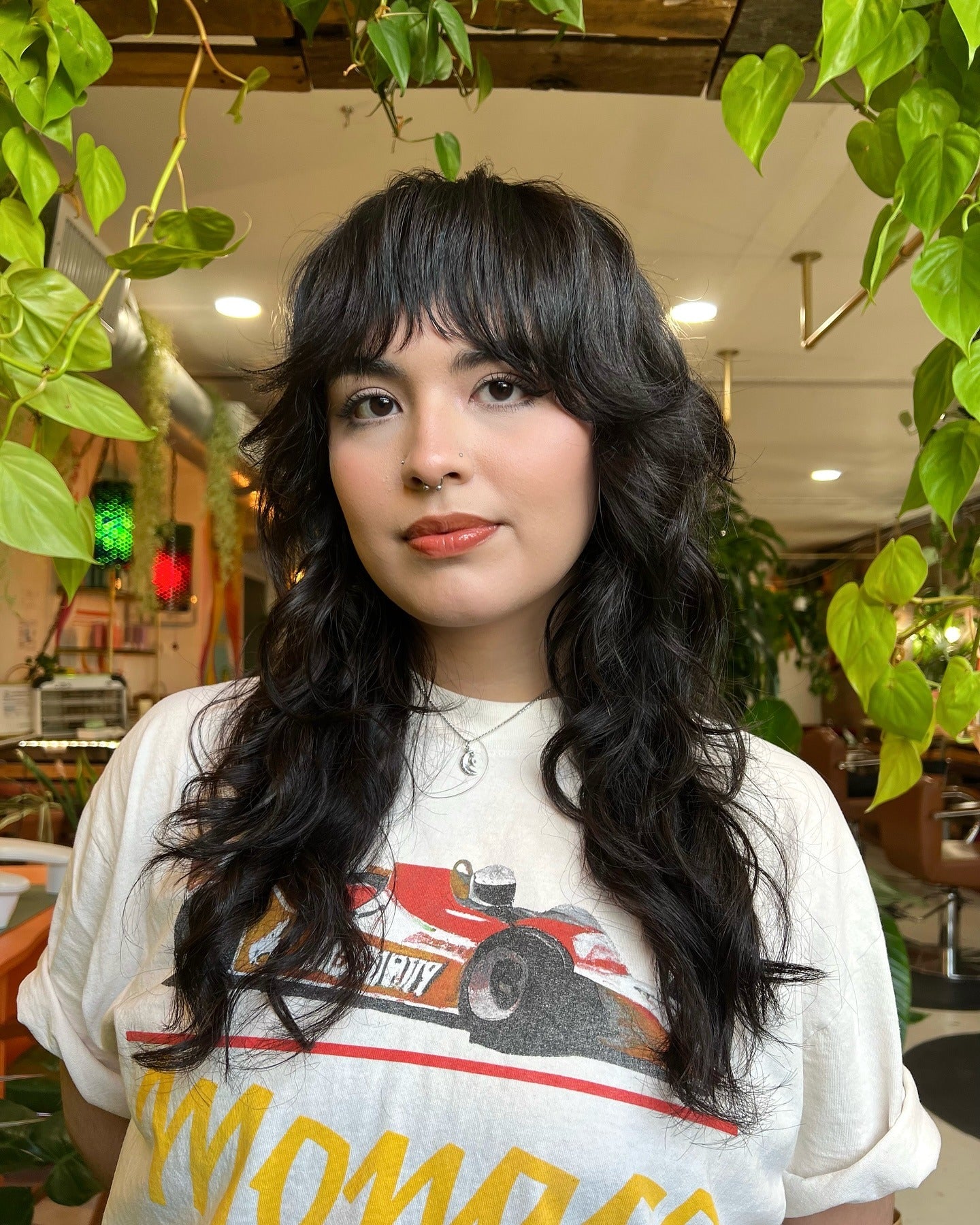 4. Glänzende mittlere Shag mit Vorhangrand (lange Shag -Frisuren)