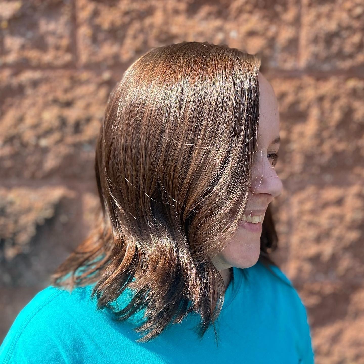 4. Golden Beige Curled Bob mit Dimension (Long Layered Bob)