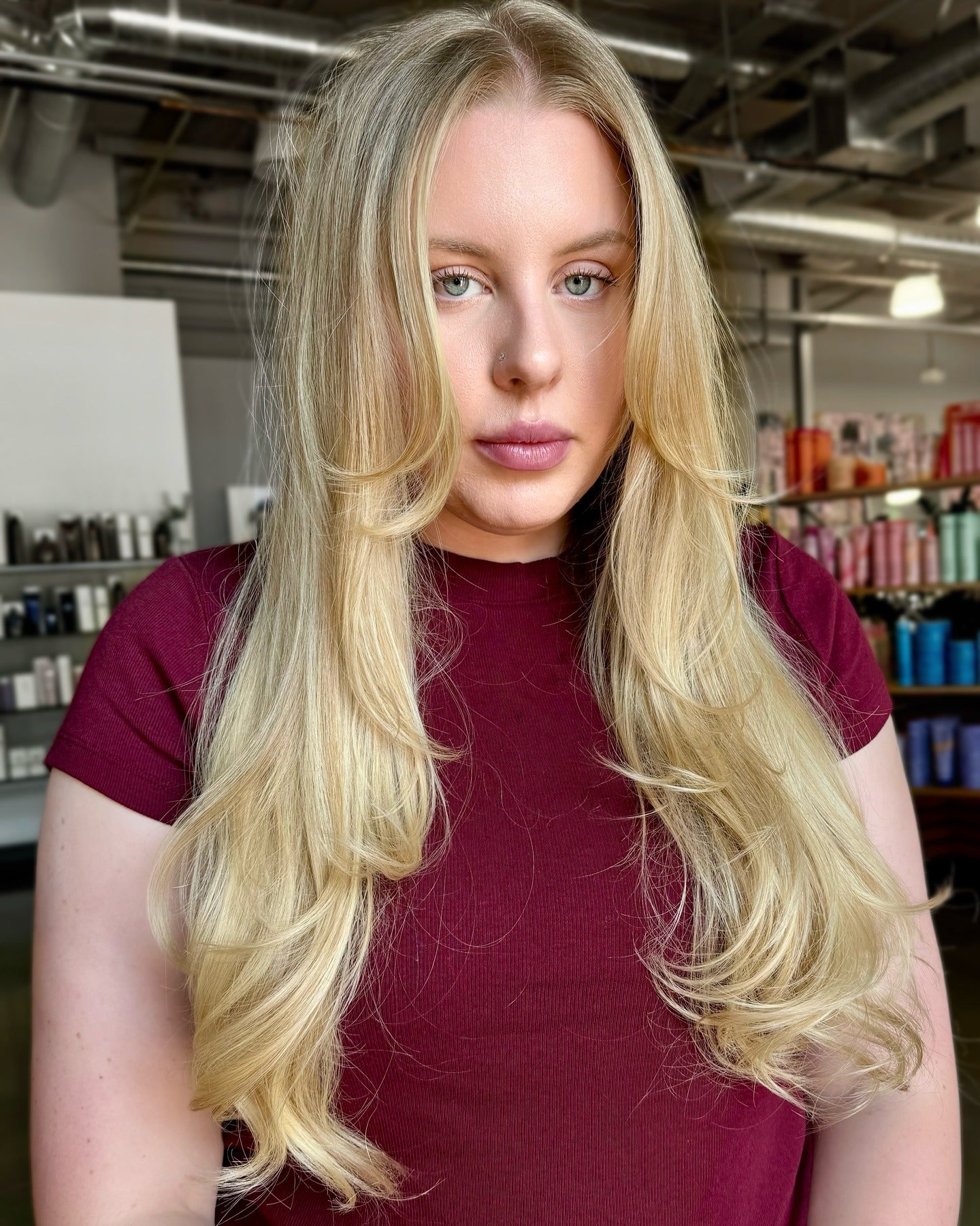 4. Golden Blonde Schichten mit luftiger Bewegung (geschichtete Frisuren)