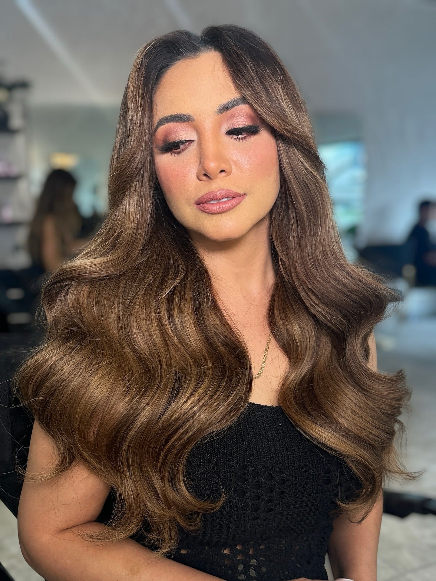 4. Goldene brünette Wellen mit Gesichtsschichten (wellige Frisuren)