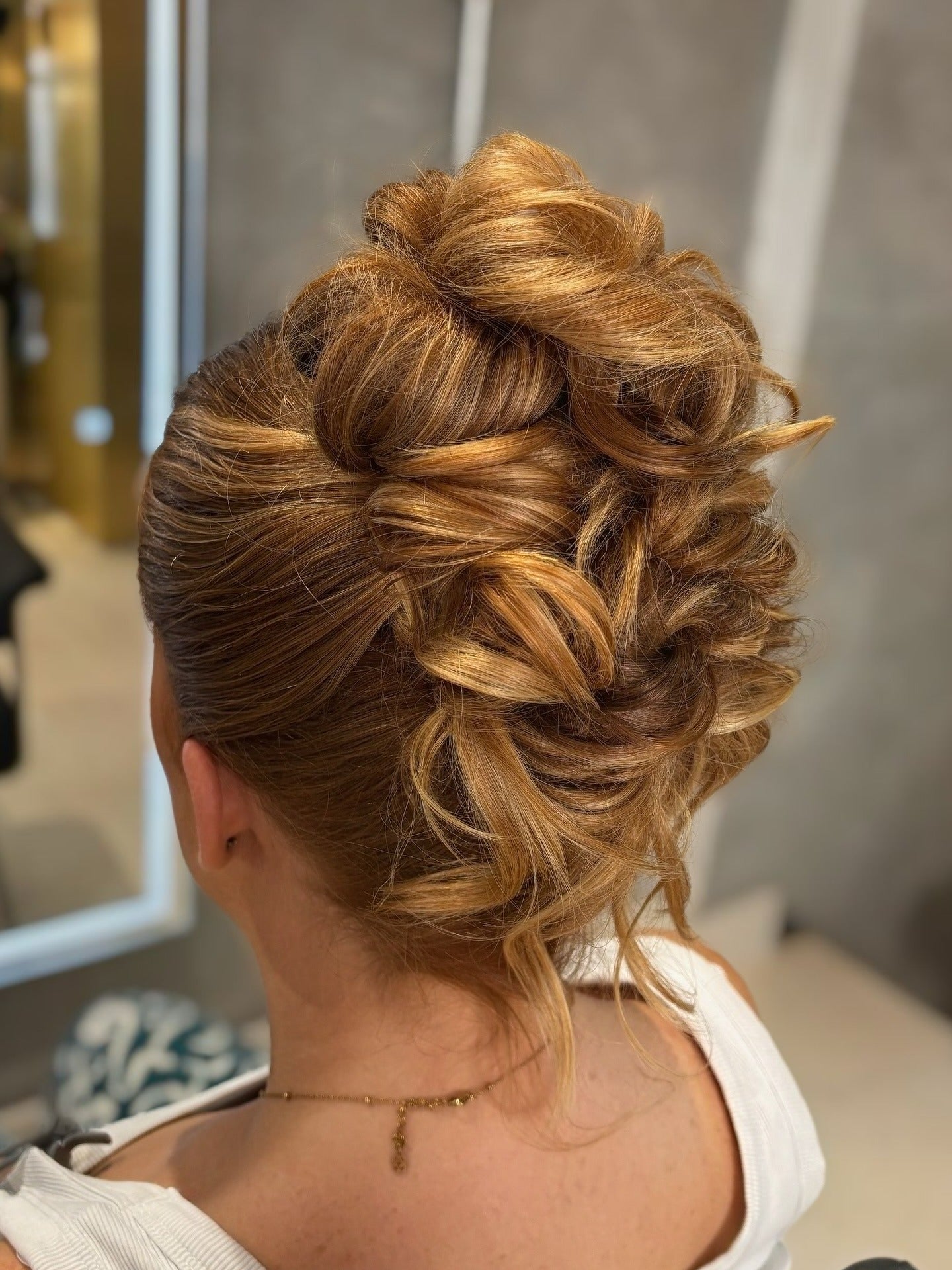 4. Golden Copper Tousled Bun (Messy Bun-Frisuren)