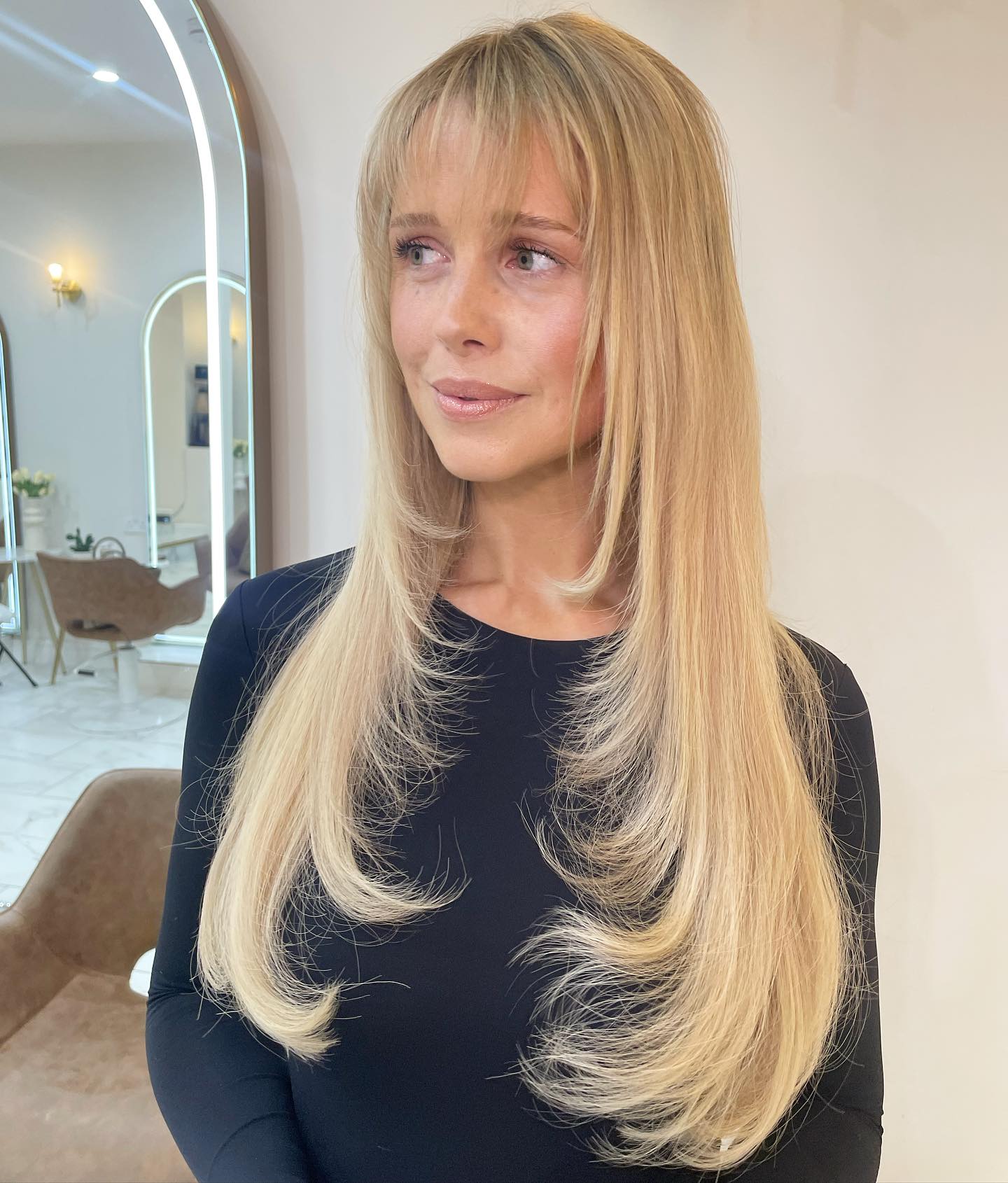 4. Goldene Cremeschichten mit zarten Fransen (Haarschnitte mit feinen Schichten)