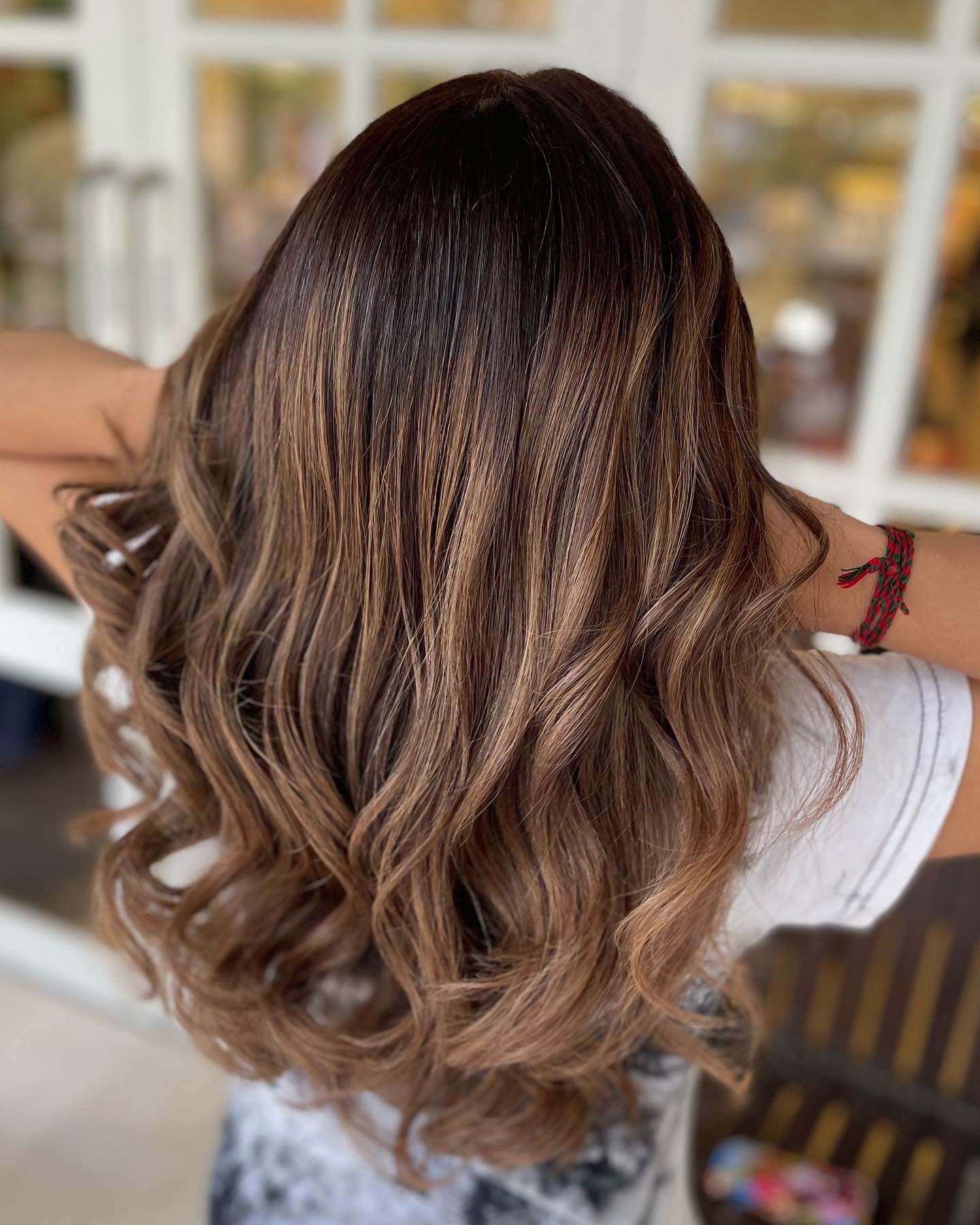 4. Goldenes Sandbraun mit fließenden Schichten (Sandbraune Haarfarbe)