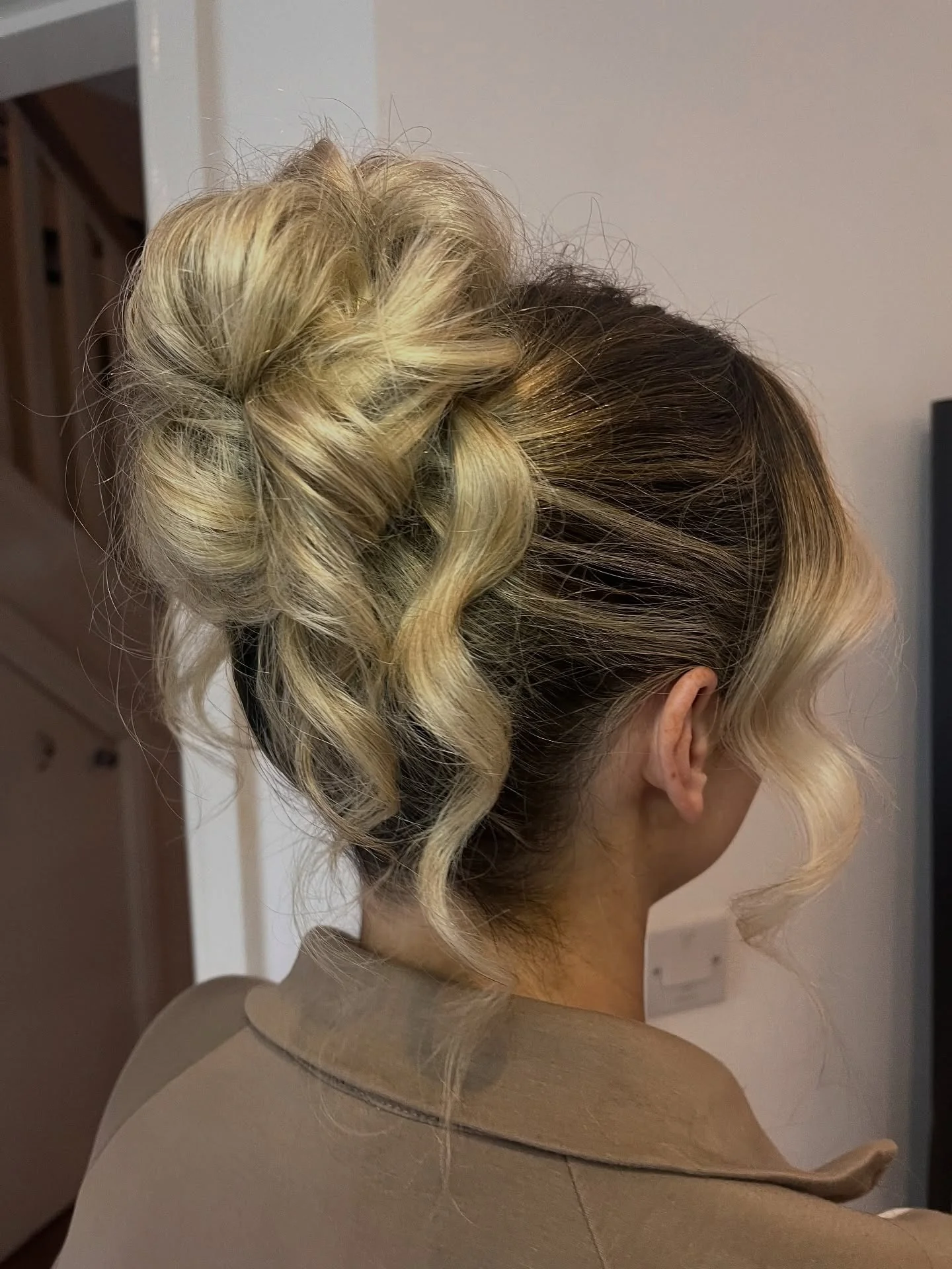 4. Golden Tousled Bun (Messy Bun-Frisuren)