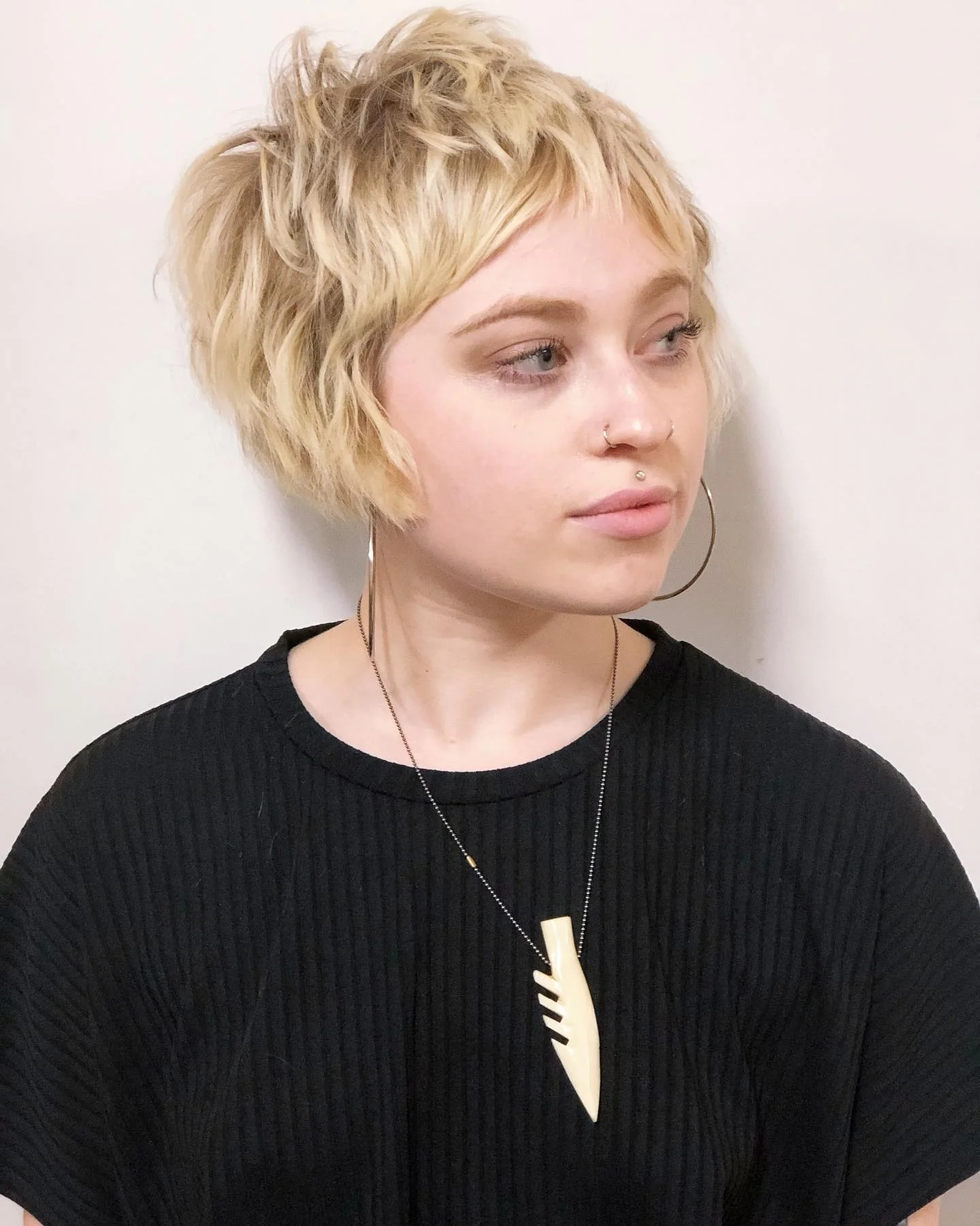 4. Golden Tousled Shag Pixie (Zottige Pixie-Frisuren)
