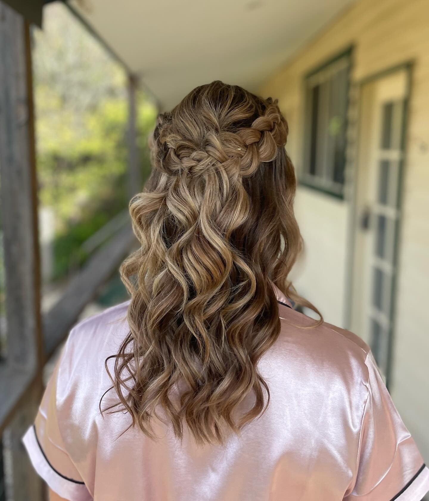 4. Halb-up-geflochtene Wellen-helles Karamellbraun (formelle Frisuren)