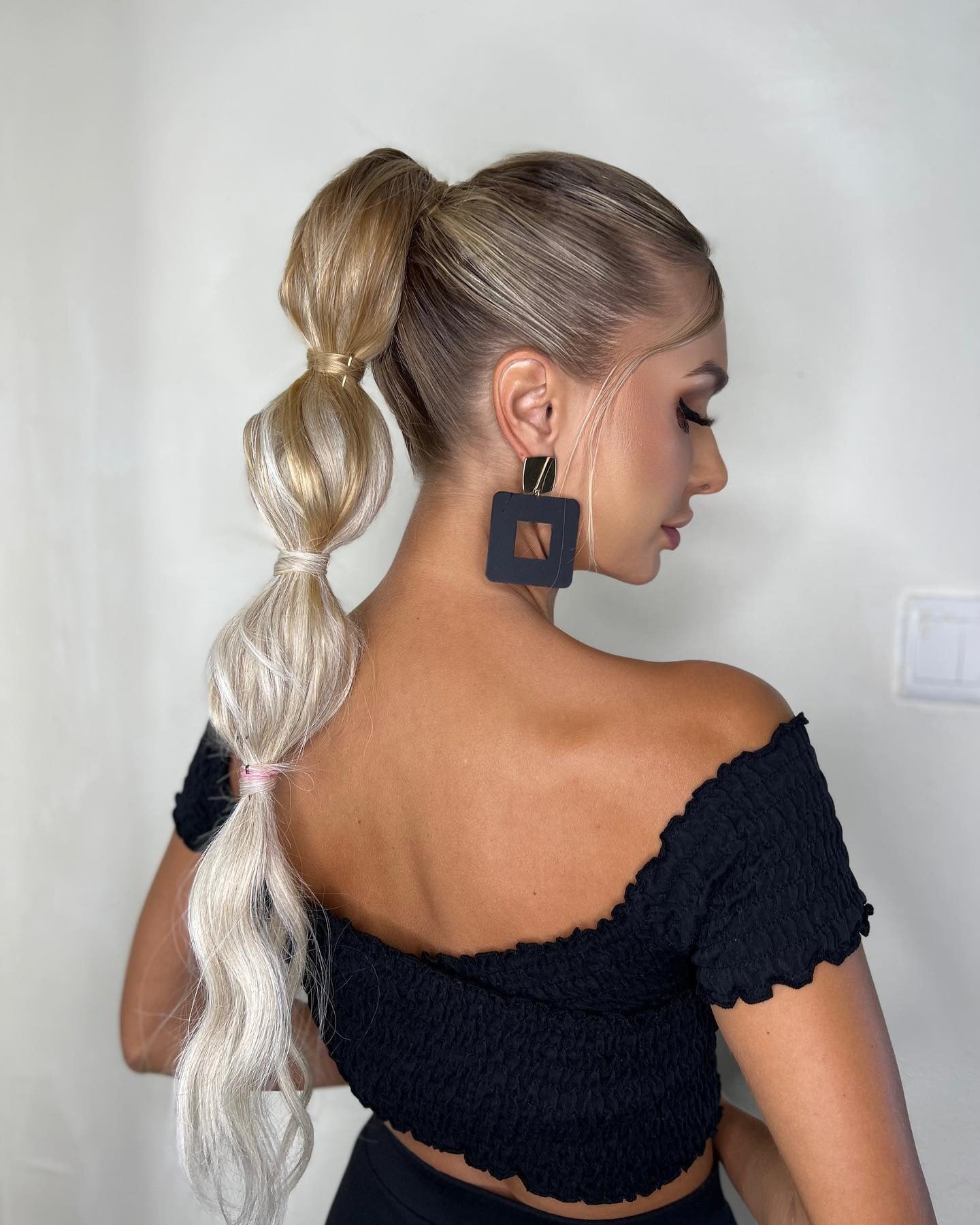 4. Hochblasen -Pferdeschwanz in Platinblond (Bubble Ponytail)