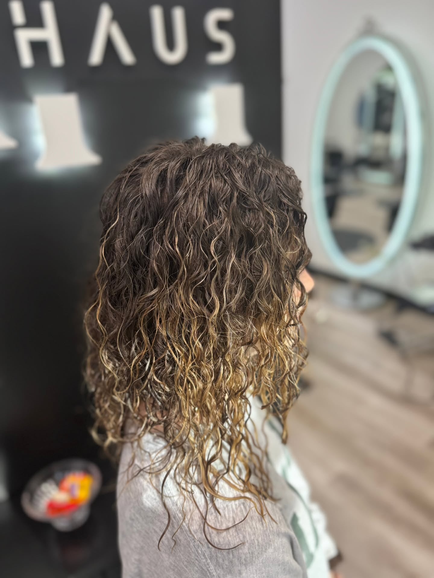 4. Honig mittelgroße Perm mit losen Locken (Perm Frisuren)