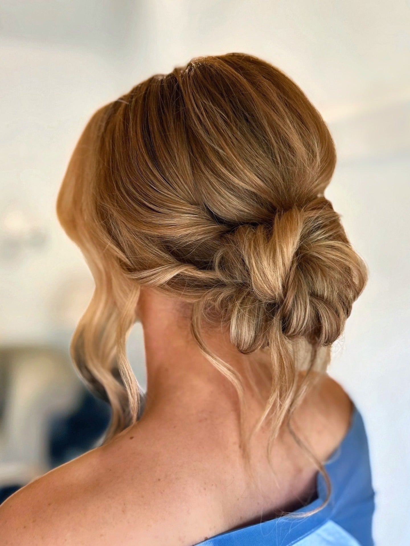 4. Honigblonder geflochtener niedriger Dutt (unordentliche Hochsteckfrisuren für mittellanges Haar)