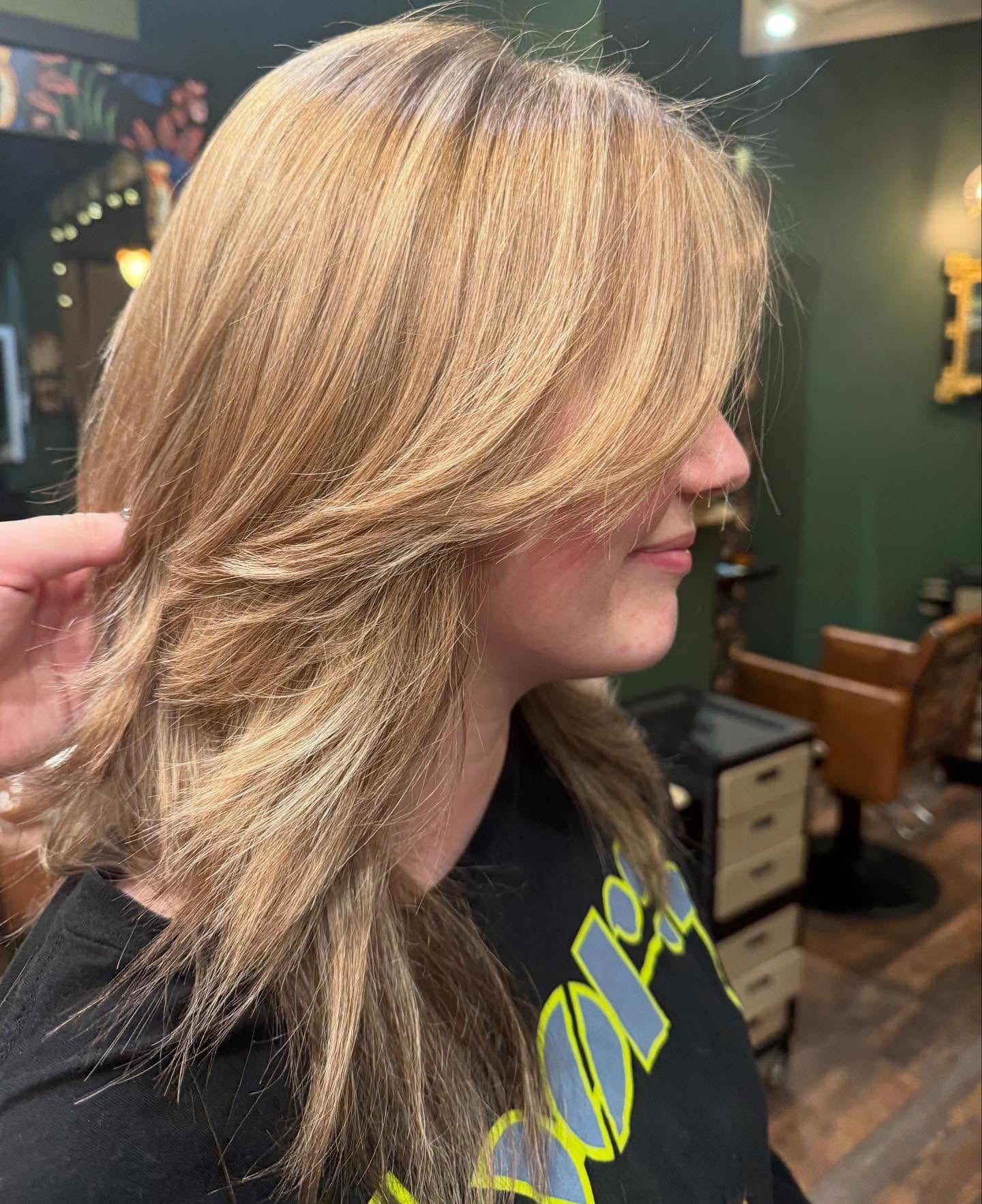 4. Honigblonder geschichteter Shag mit seitlichem Fluss (geschichtete zottelige Frisuren)