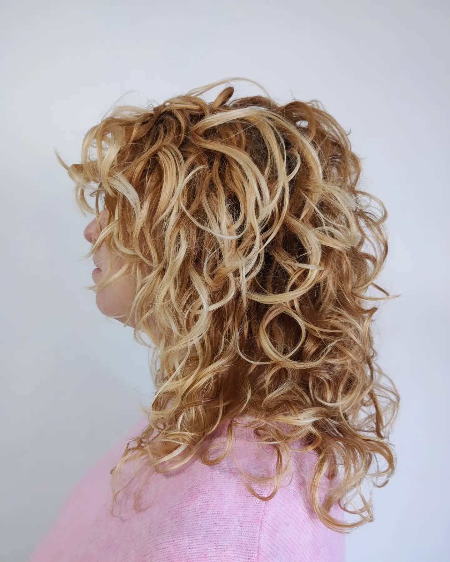 4. Honey Blonde Layered Wolf Cut (lockiger Wolfshaarschnitt)