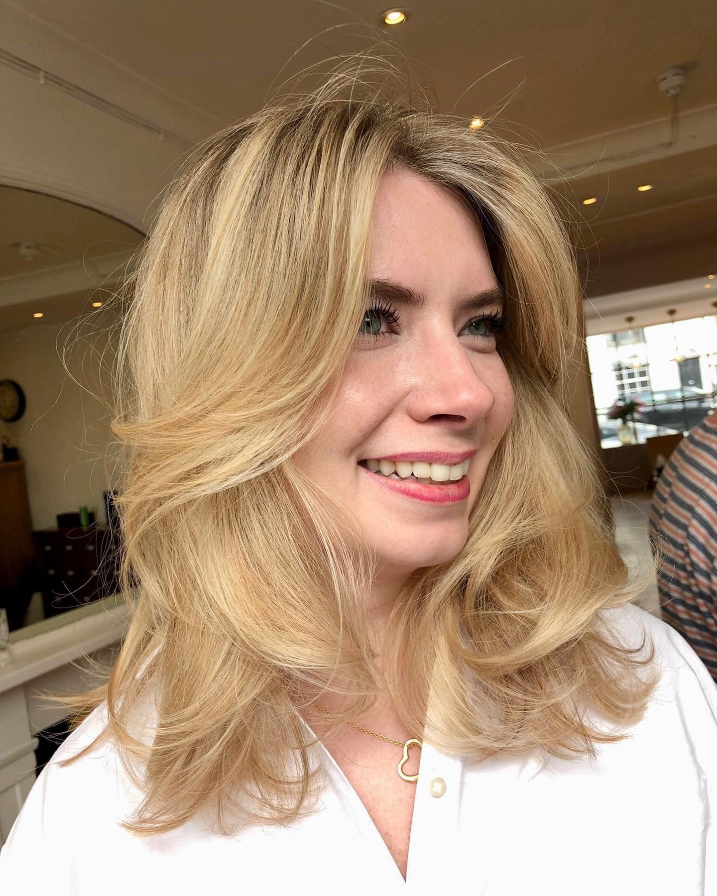 4. Honiggefiederte Schichten (flauschige Frisuren)