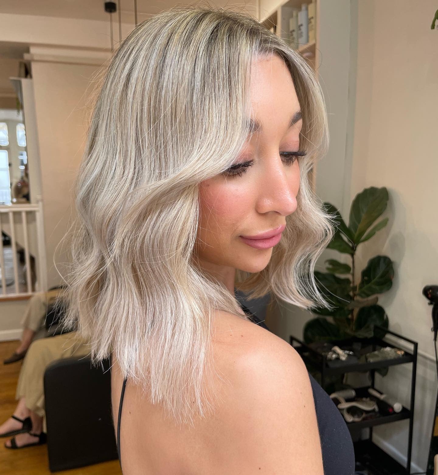 4. Eisiger perlblonder Midi-Bob (Midi-Schnitt-Frisuren)