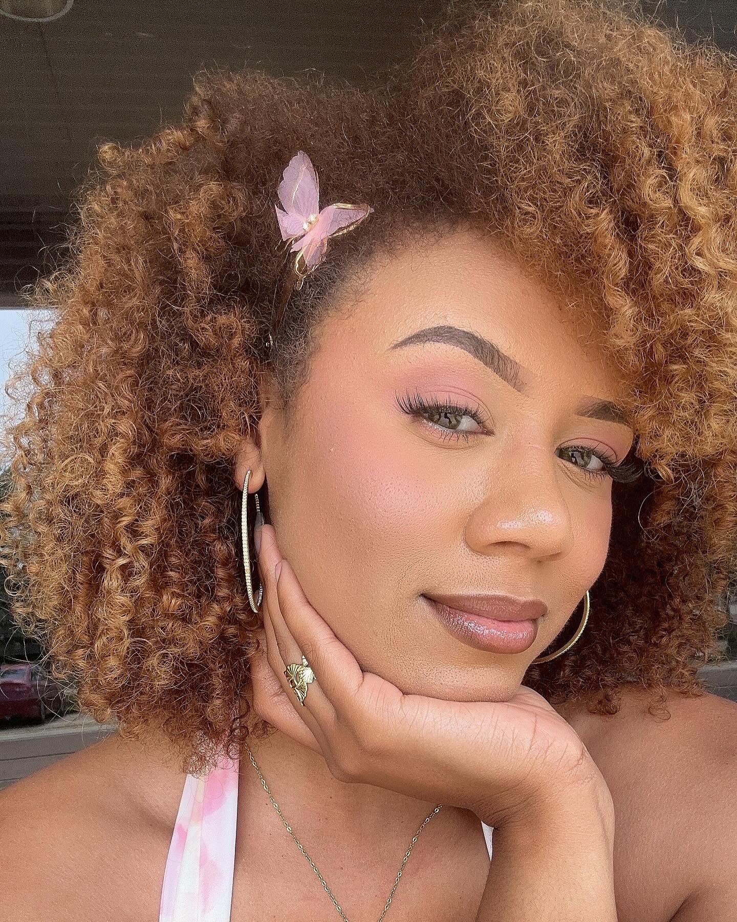 4. Layered Auburn Curly Afro mit Schmetterlingsakzent (lockige Frisuren)