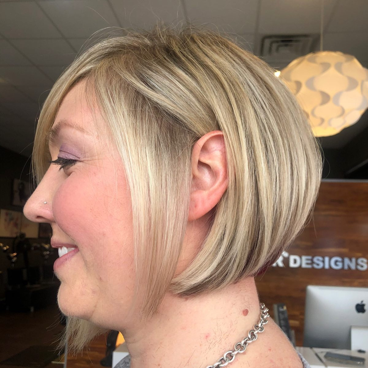 4. Layered Champagner Bob mit seitlich versiegten Pony (asymmetrische Frisuren)