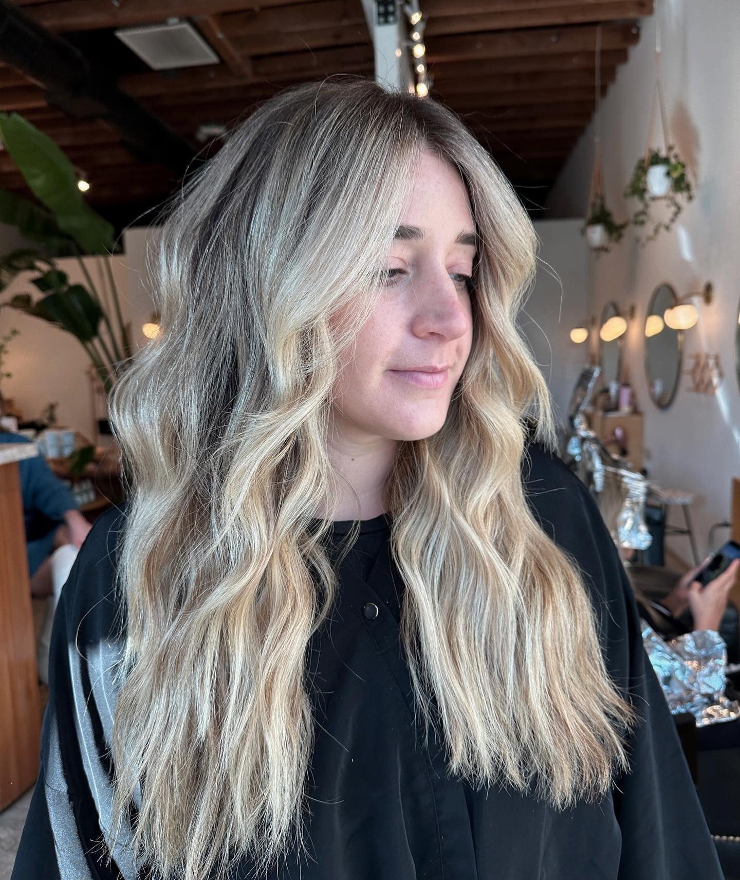 4. Helles Neutralblond mit weichem Wurzelschatten (Blondes Haar mit Lowlights)