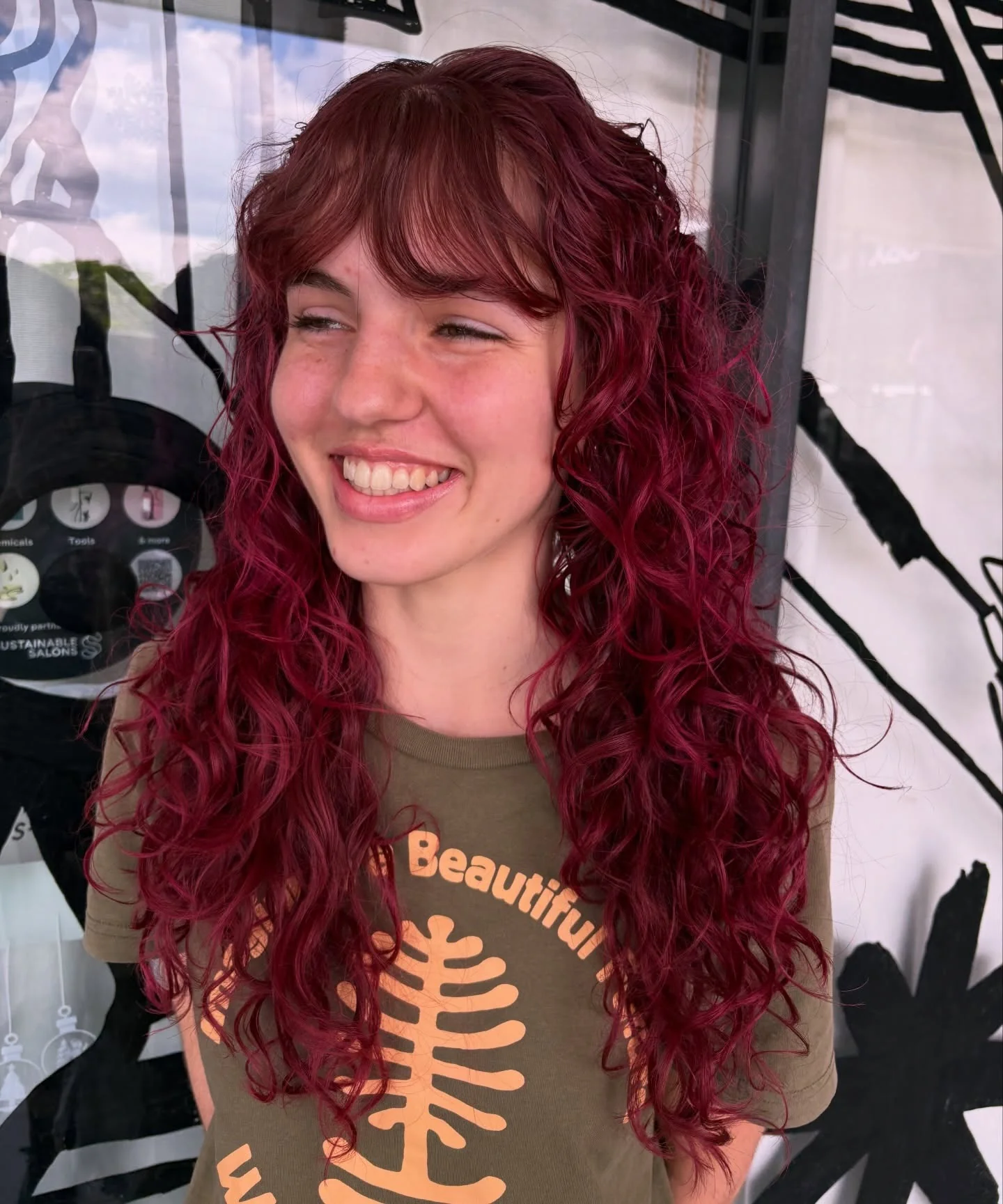 4. Lange lockige Schichten mit Fransen in tiefem Burgunderrot (lockige Frisuren)