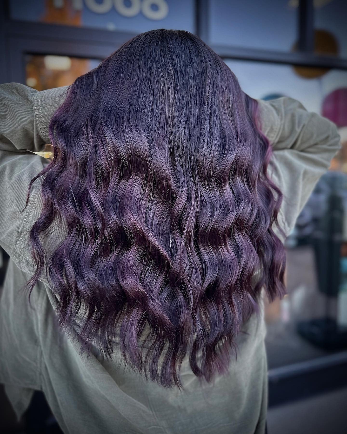 4. Lange Pflaumenwellen mit rauchiger Dimension (Pflaumenhaarfarbe)