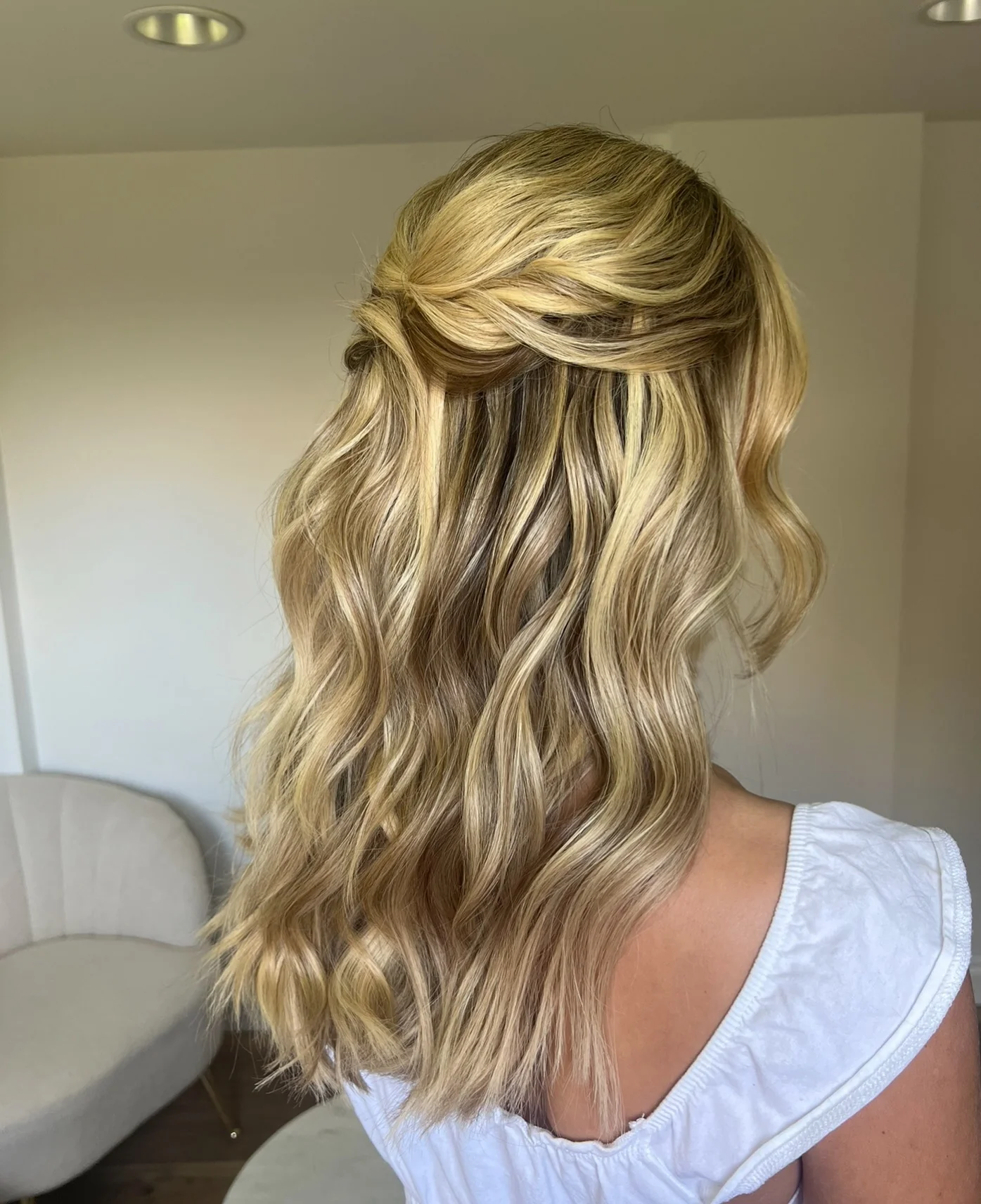 4. Lockerer Half-Up Twist mit sonnenbeschienenen blonden Wellen (Boho-Frisuren)