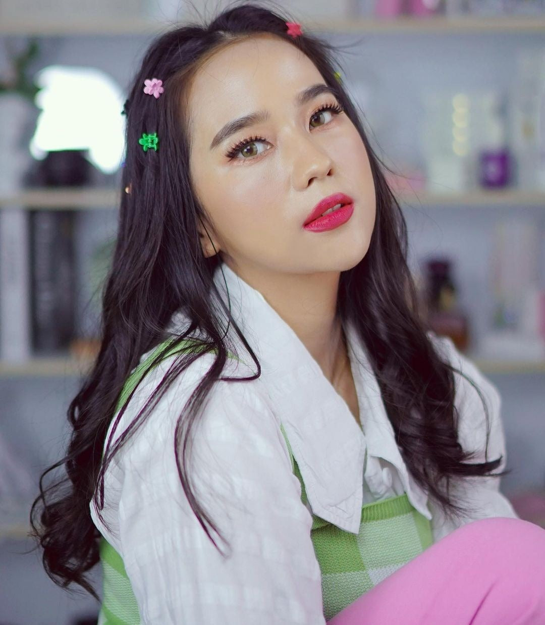 4. Lose Wellen mit Mini -Haarklammern - weicher Schwarz (Frisuren der 90er Jahre)