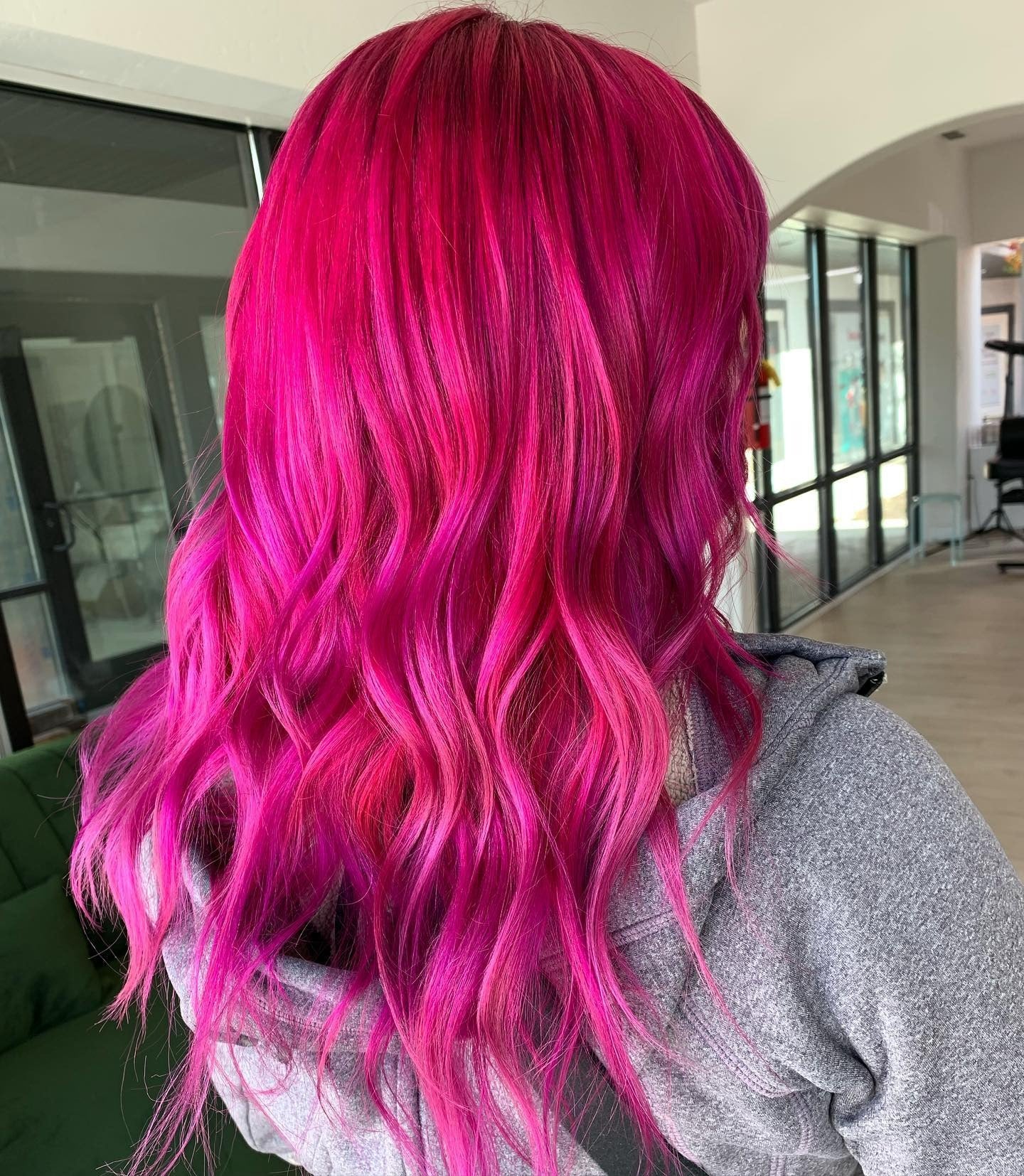4. Magenta Balayage mit Kaskadenwellen (Pinkfarbenfarbe)