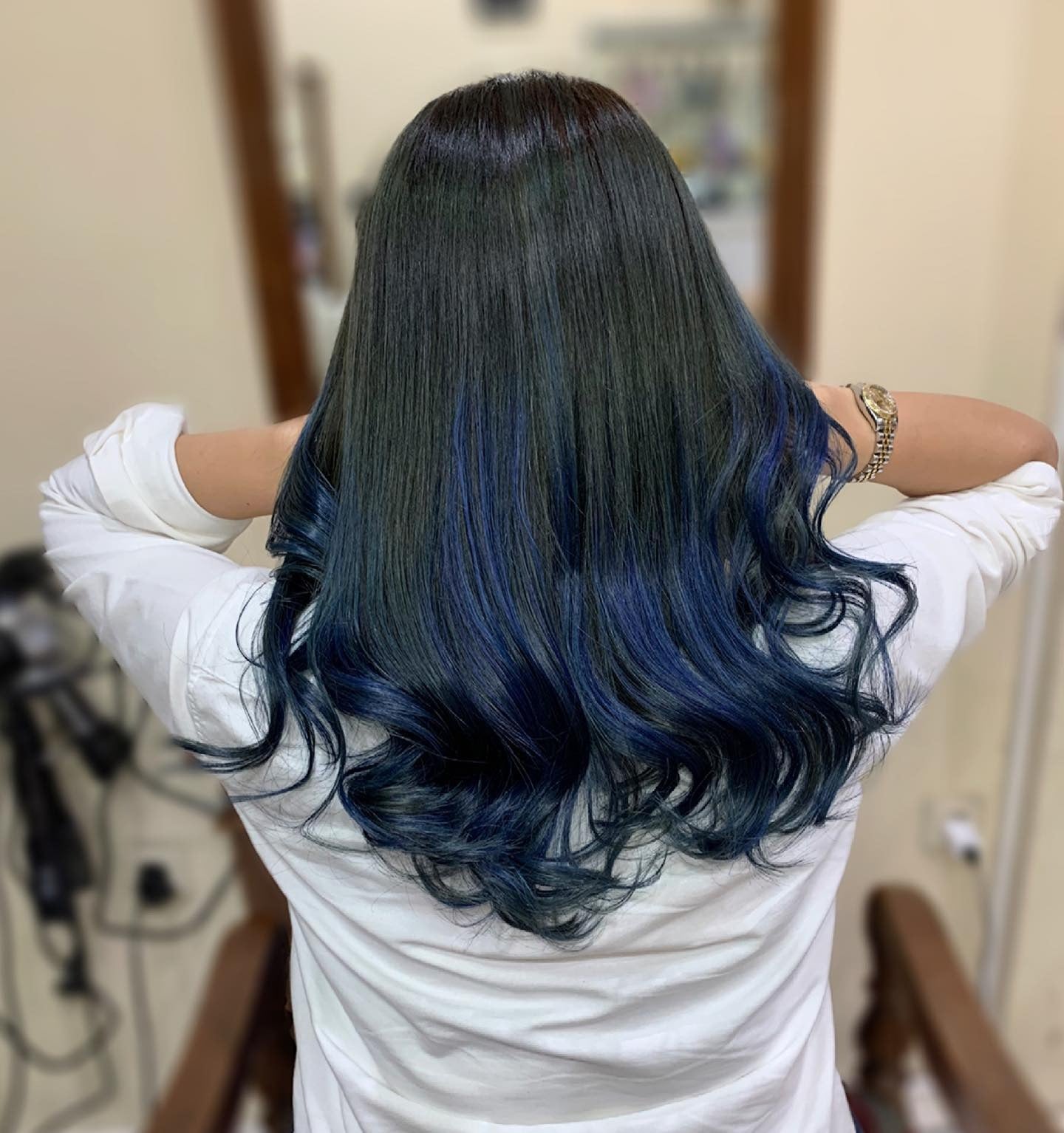 4. Midnight Blue Highlights auf schläfrigen schwarzen Schichten von Jet (hebt die Haarfarbe hervor)