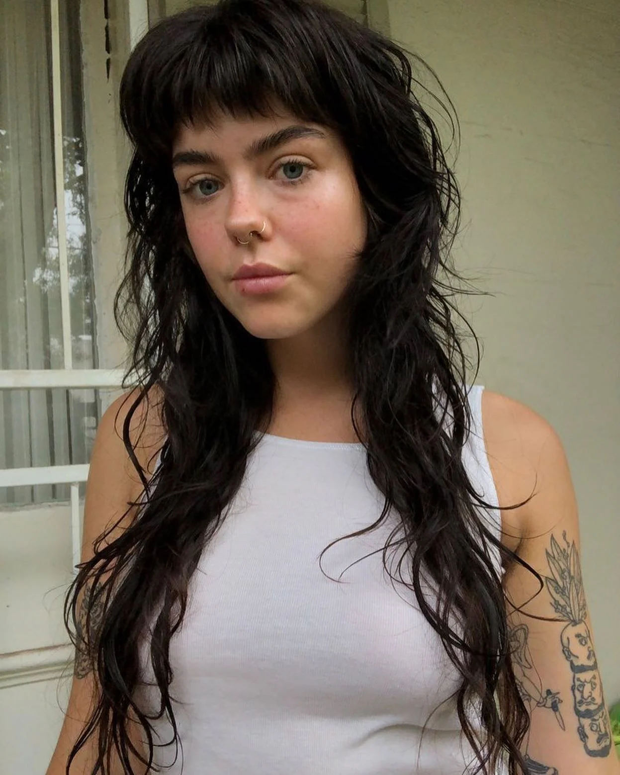 4. Midnight Wolf Shag mit Choppy Micro Bangs (langes, zotteliges Haar)