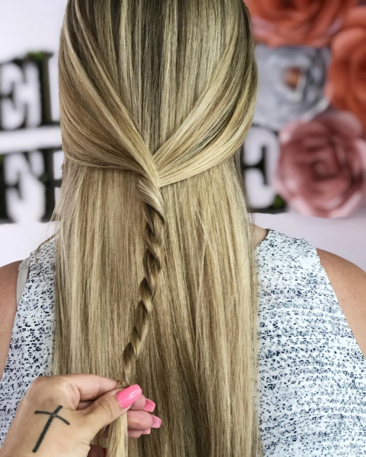 4. Minimale Seildetails auf glattem goldblondem Haar (Seilgeflecht-Frisuren)