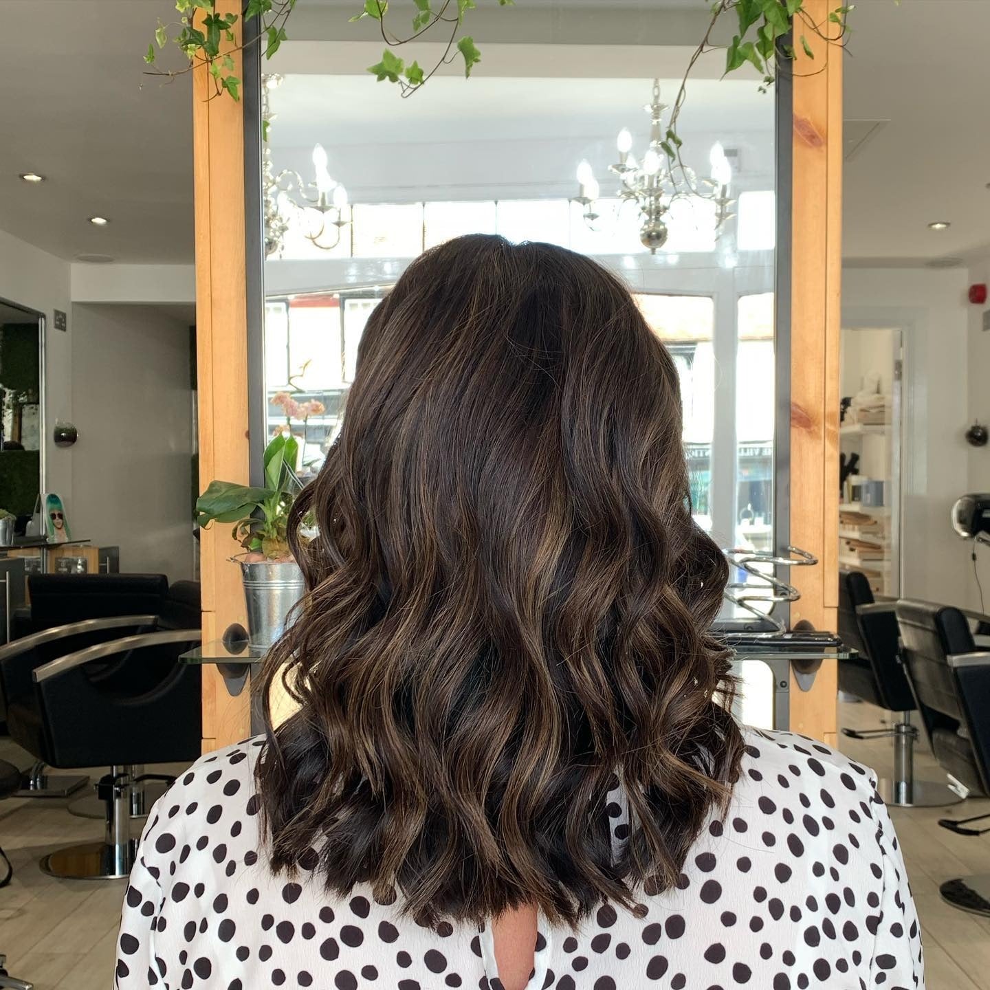 4. Mokka mittlere Wellen mit Honigsträngen (schokoladenbraunes Haar mit Highlights)