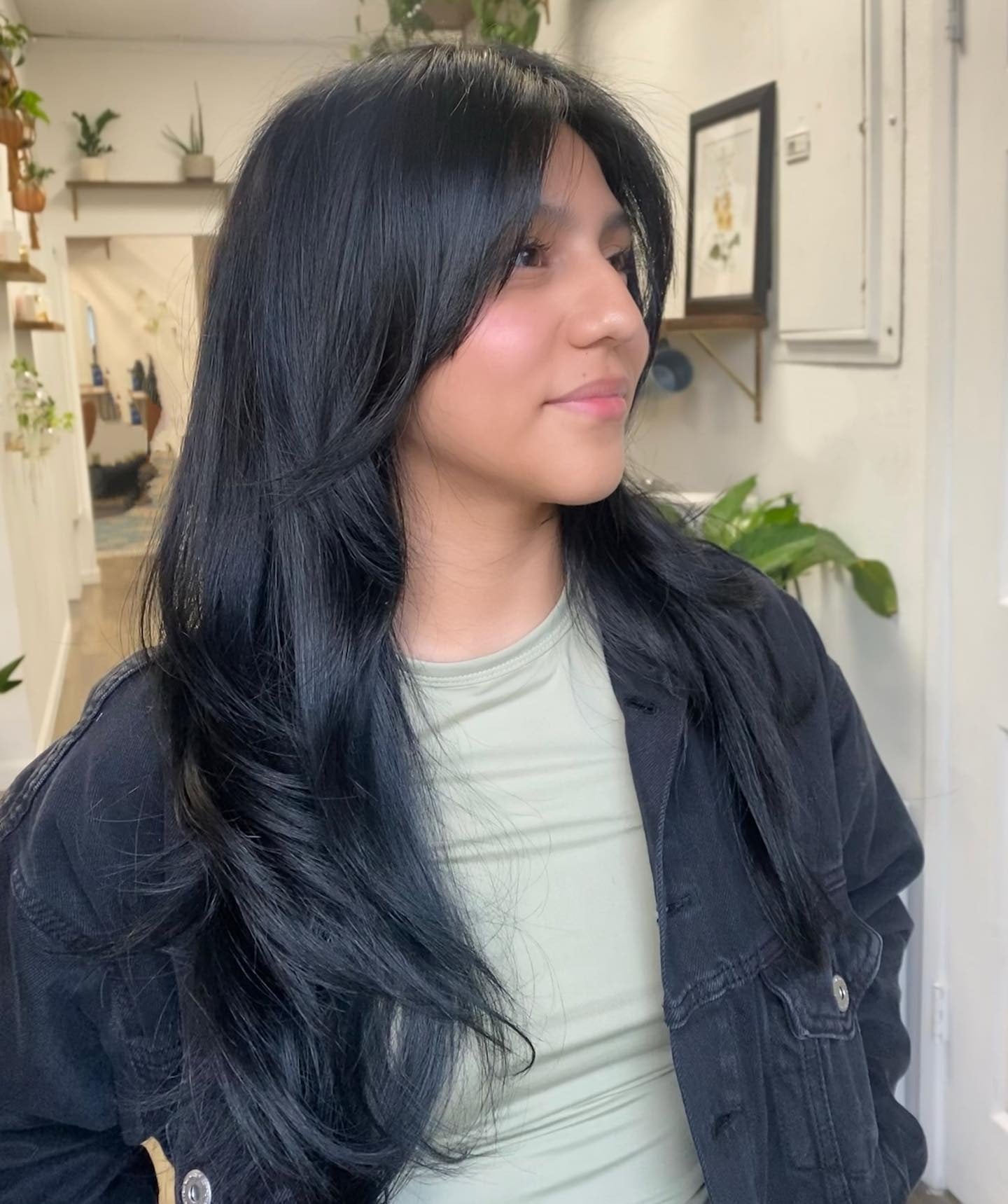 4. Natürliche schwarze Wellen mit gefiederten Enden (Gesichtshaarschnitte)