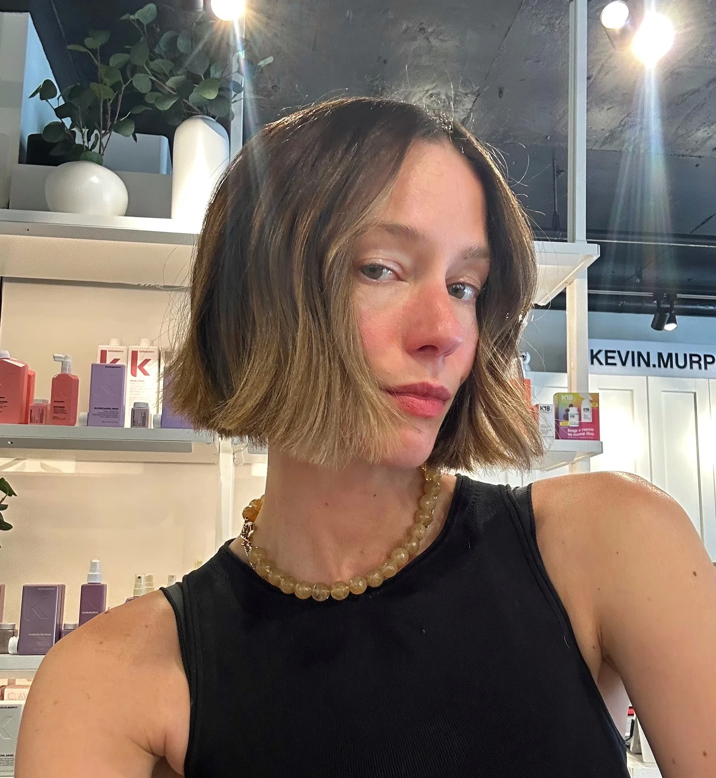 4. Natürlicher gewellter französischer Bob in neutralem Braun (französisches Bob-Haar)