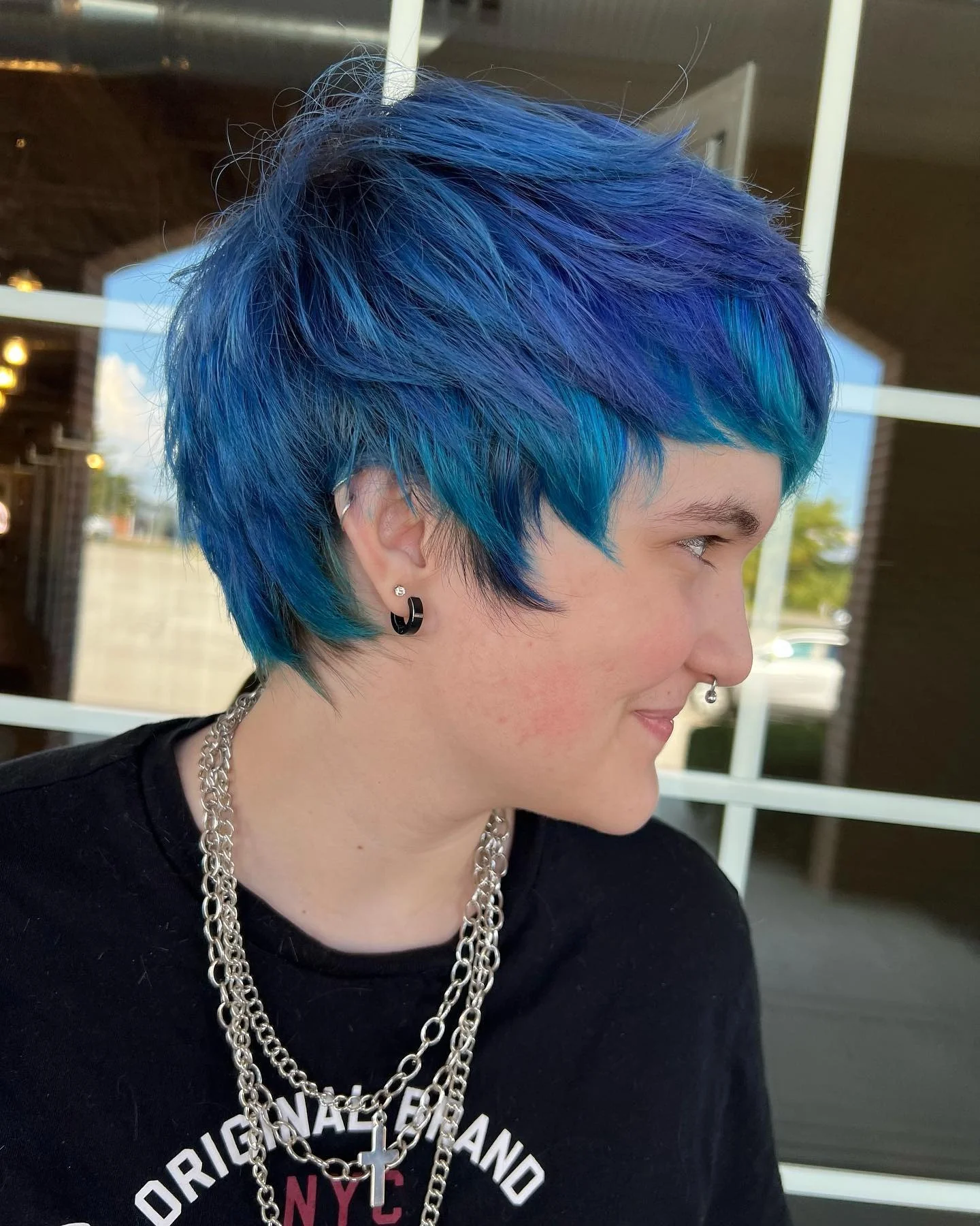 4. Ozeanblauer abgehackter Pixie mit blaugrünen Fransen (kurzes, abgehacktes Haar)